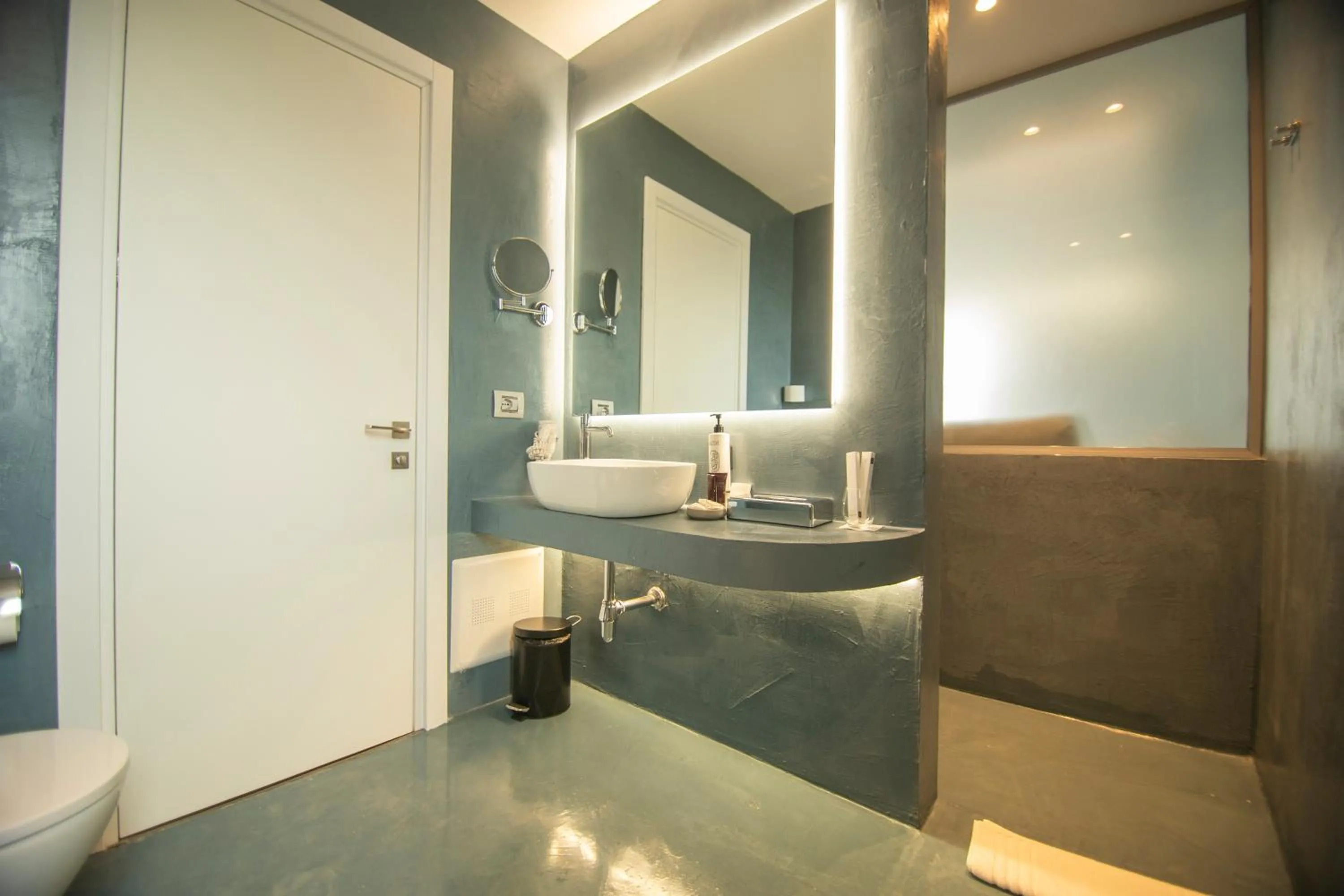 Toilet in Hotel Porta Ksamil