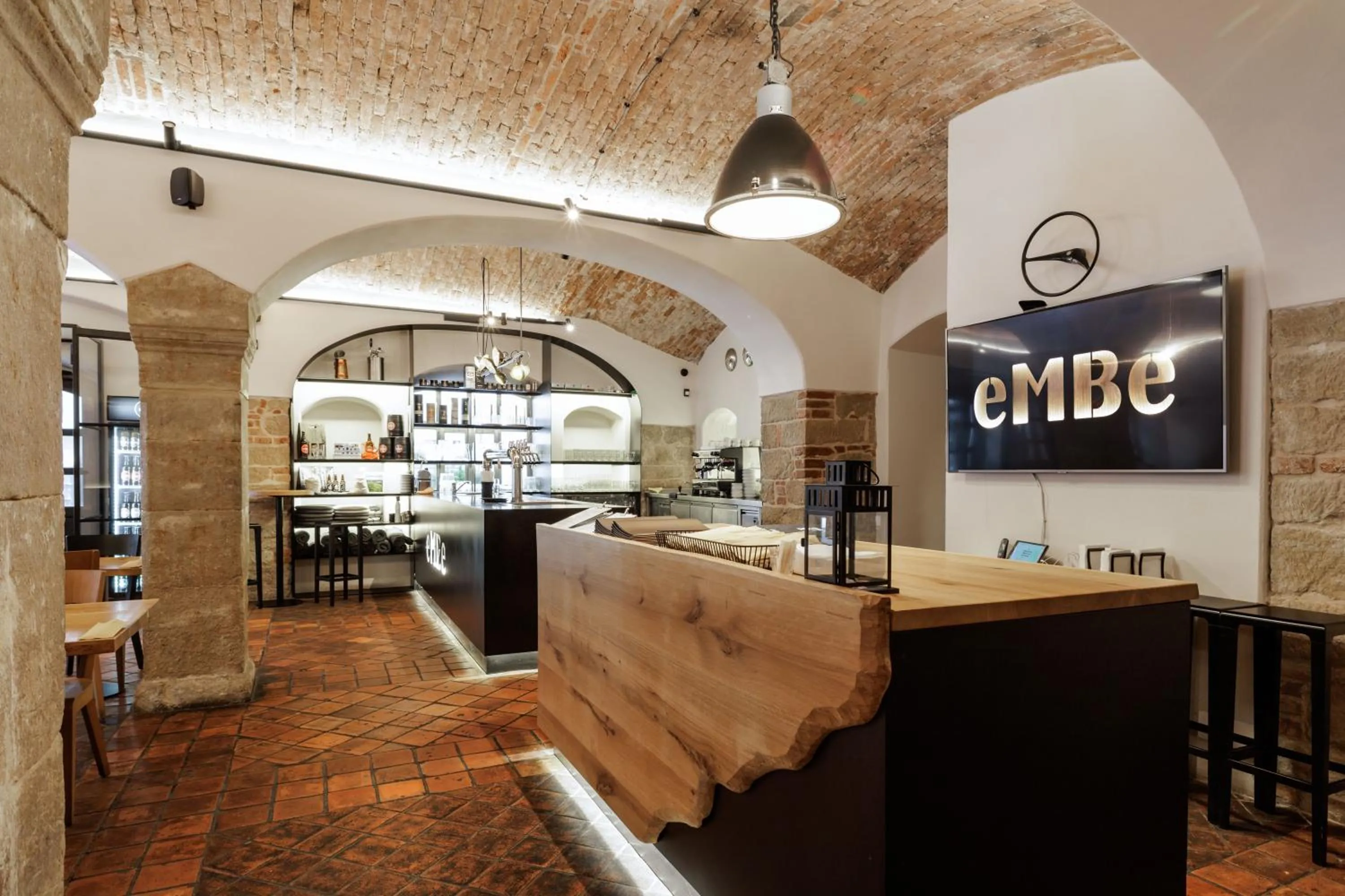 Restaurant/places to eat in River Apartments