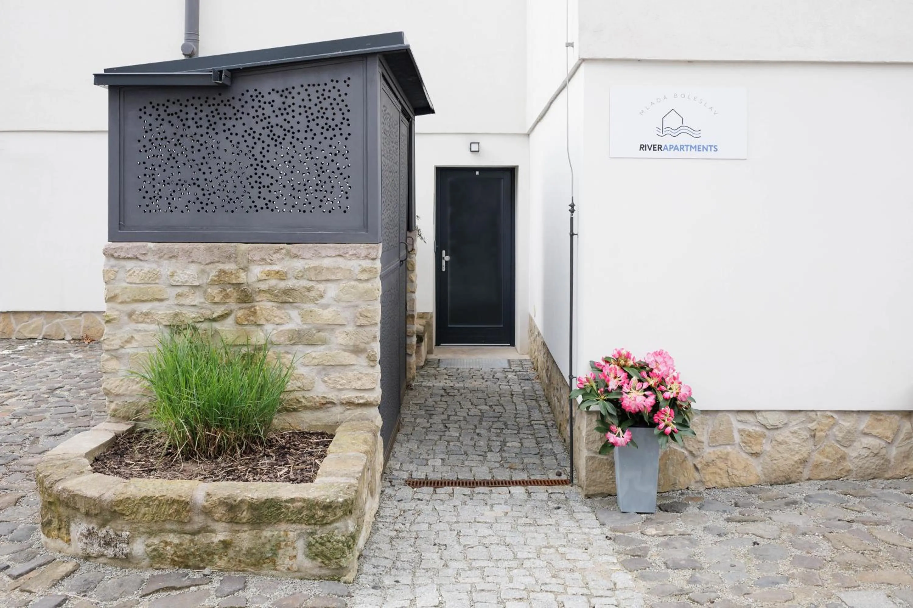 Facade/entrance in River Apartments