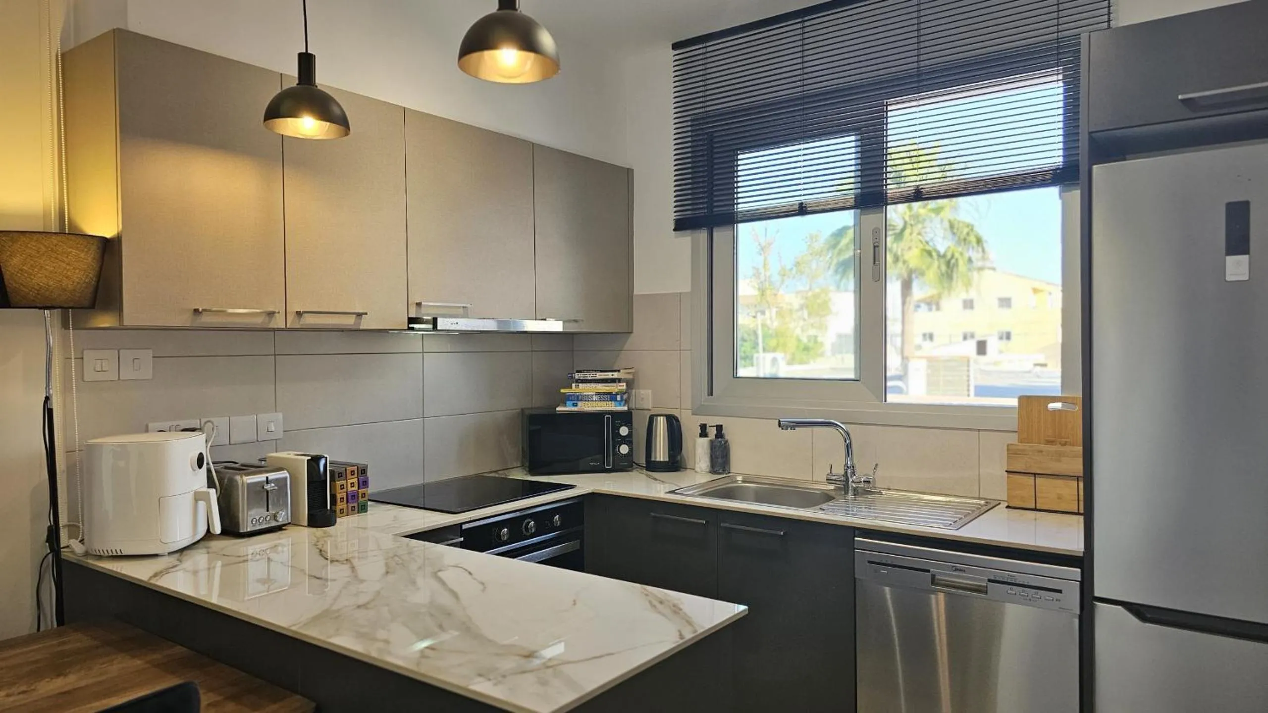 Kitchen or kitchenette in STAY Digital Den Apartment