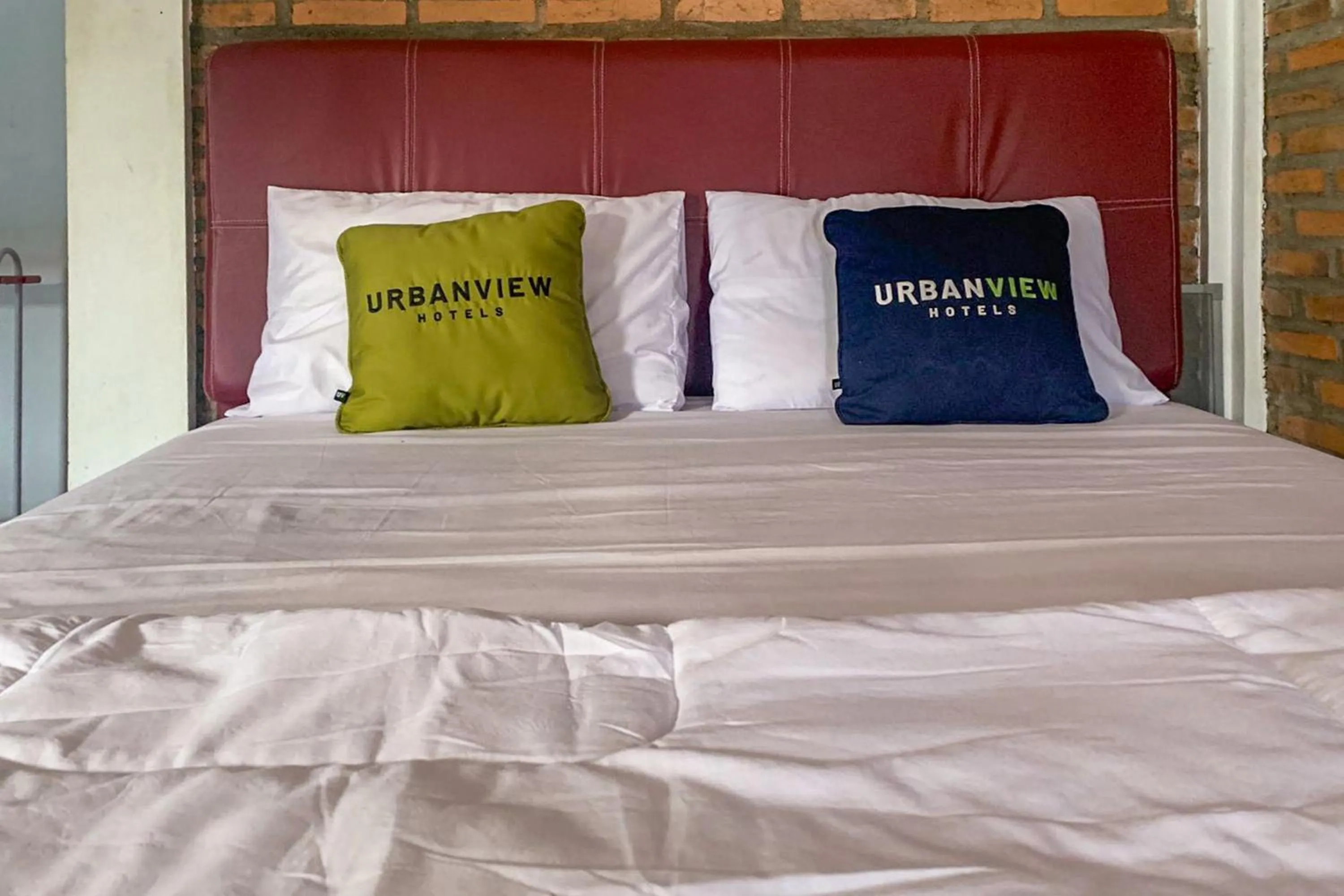 Bedroom, Bed in Urbanview Hotel Villa Q Gisting by RedDoorz