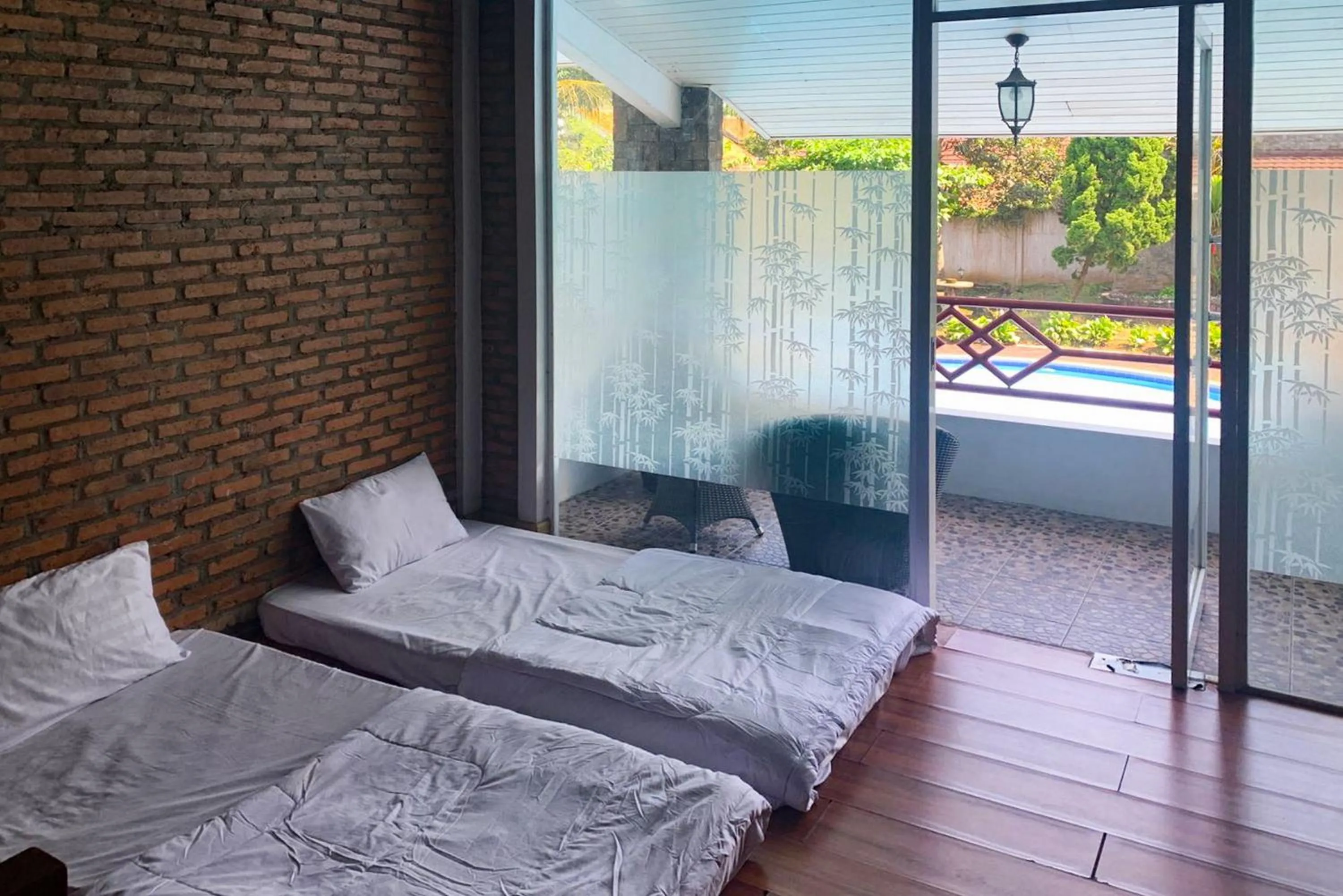 Bedroom, Bed in Urbanview Hotel Villa Q Gisting by RedDoorz