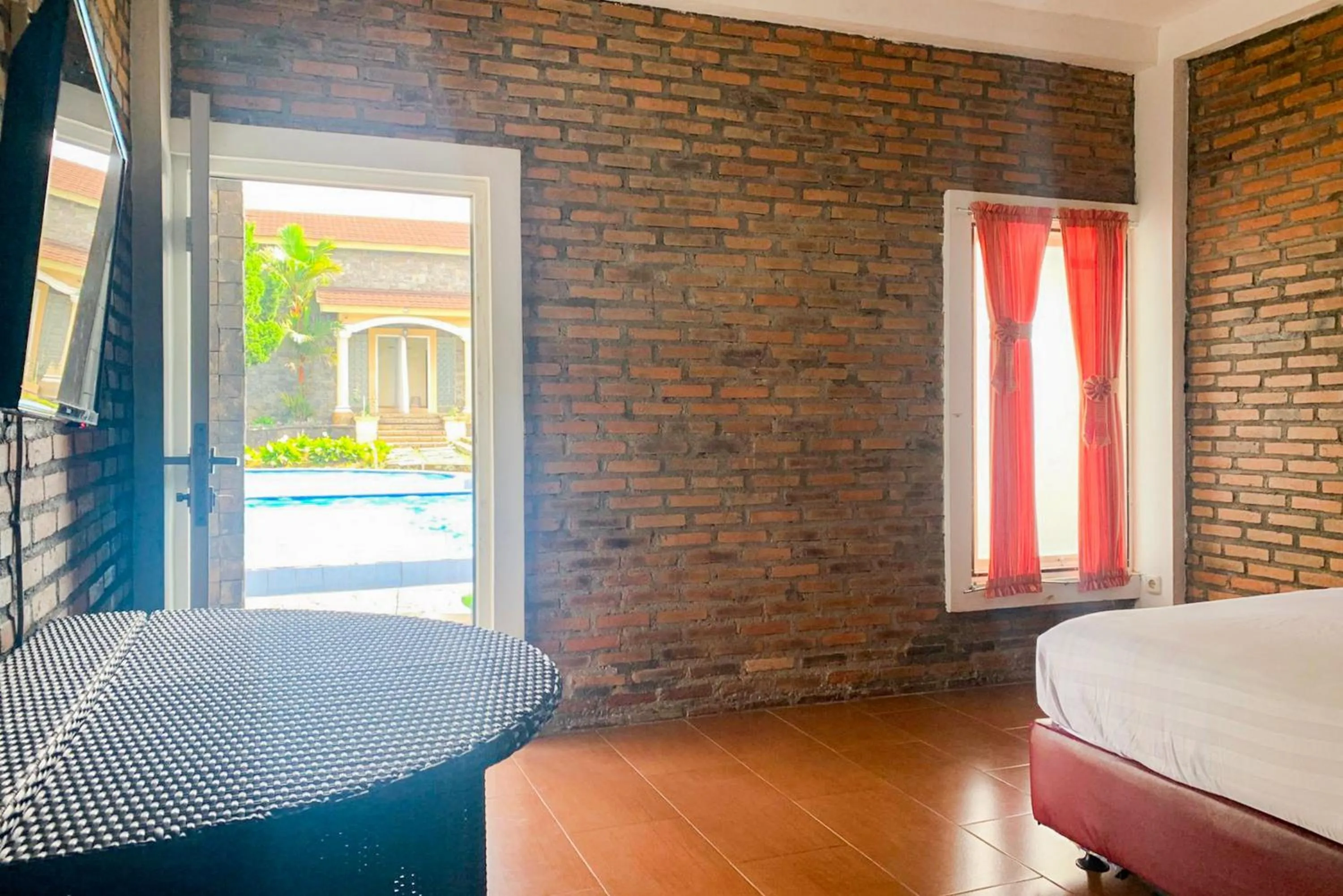 Bedroom, Bed in Urbanview Hotel Villa Q Gisting by RedDoorz