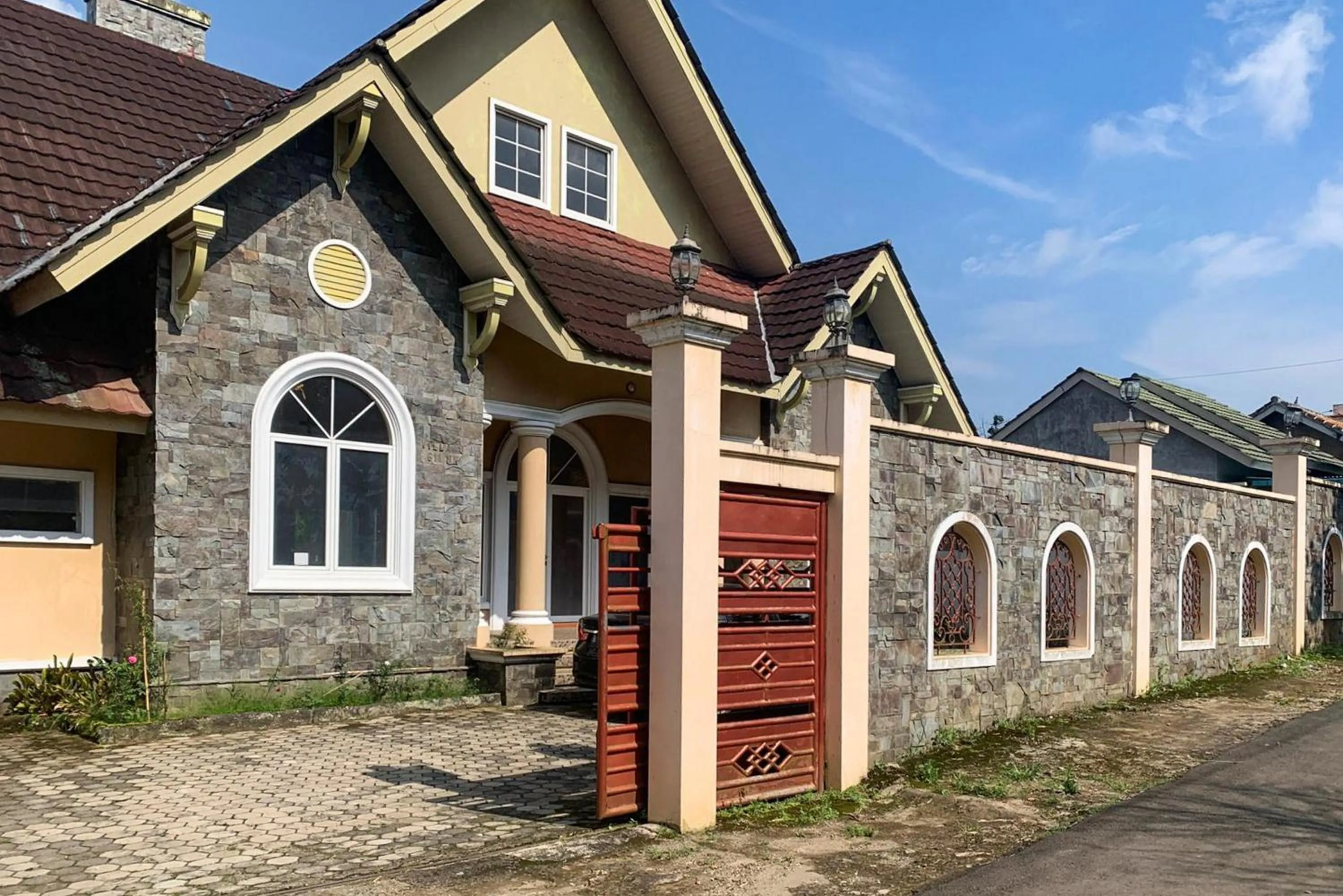 Property building in Urbanview Hotel Villa Q Gisting by RedDoorz