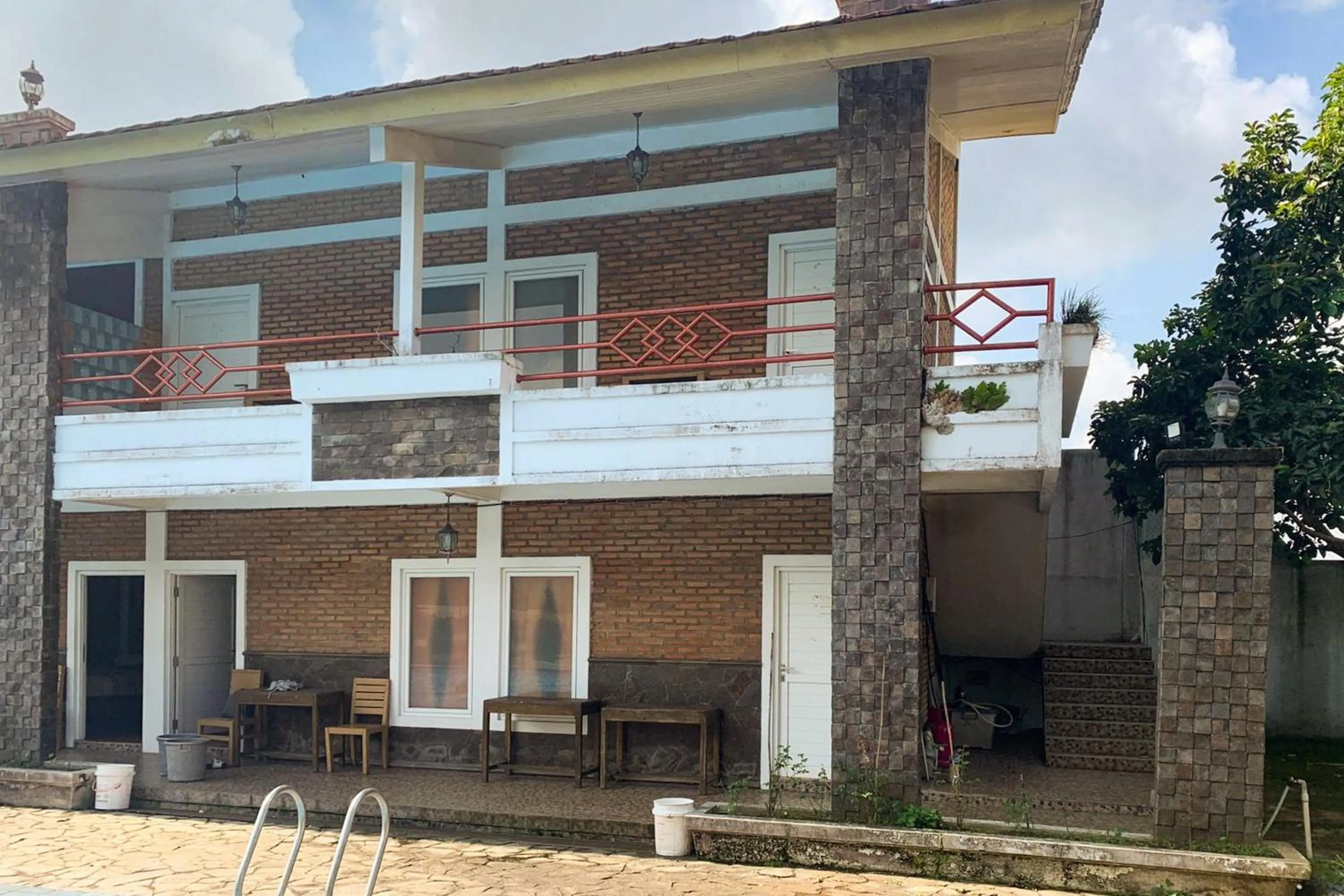 Property building in Urbanview Hotel Villa Q Gisting by RedDoorz