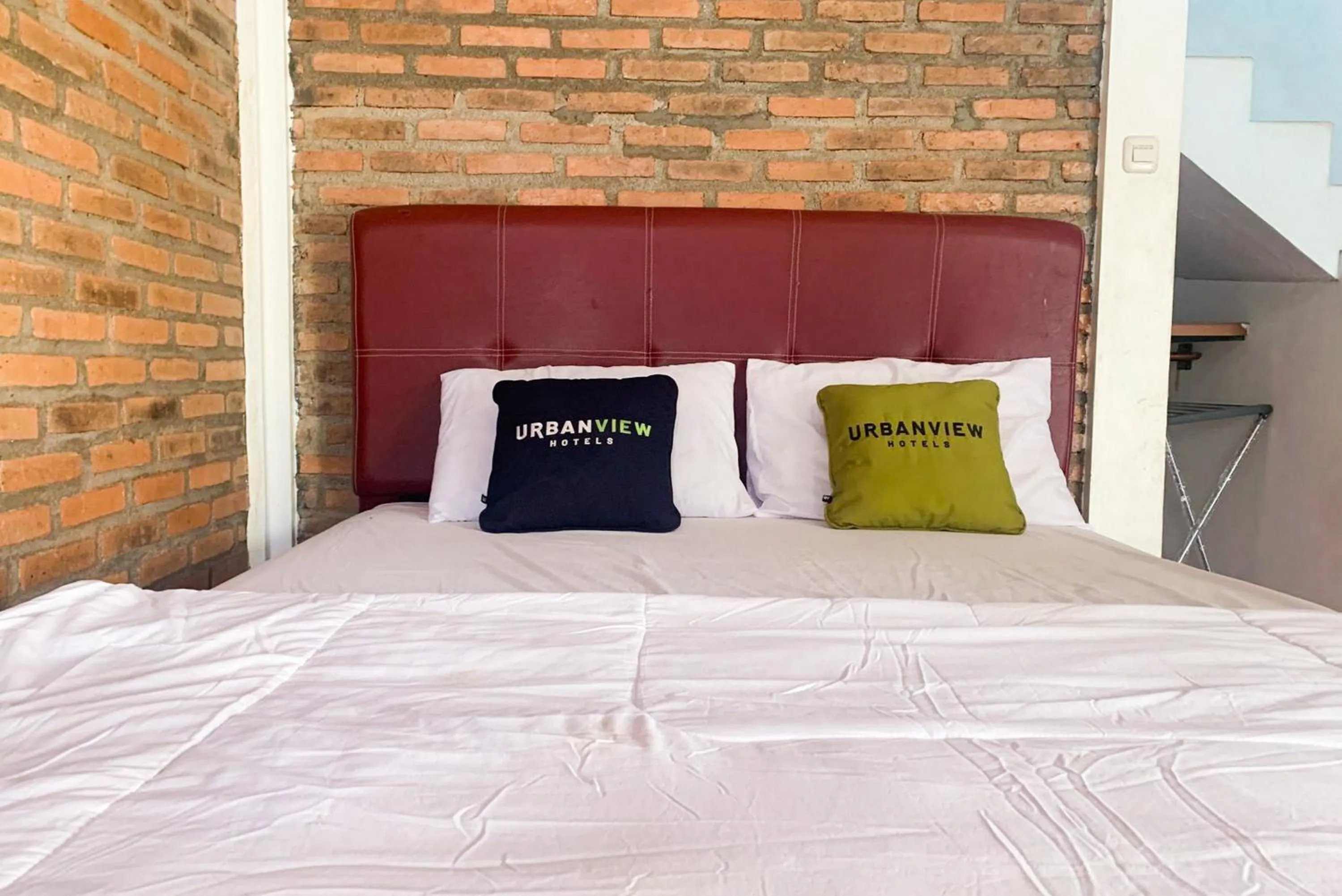 Bedroom, Bed in Urbanview Hotel Villa Q Gisting by RedDoorz