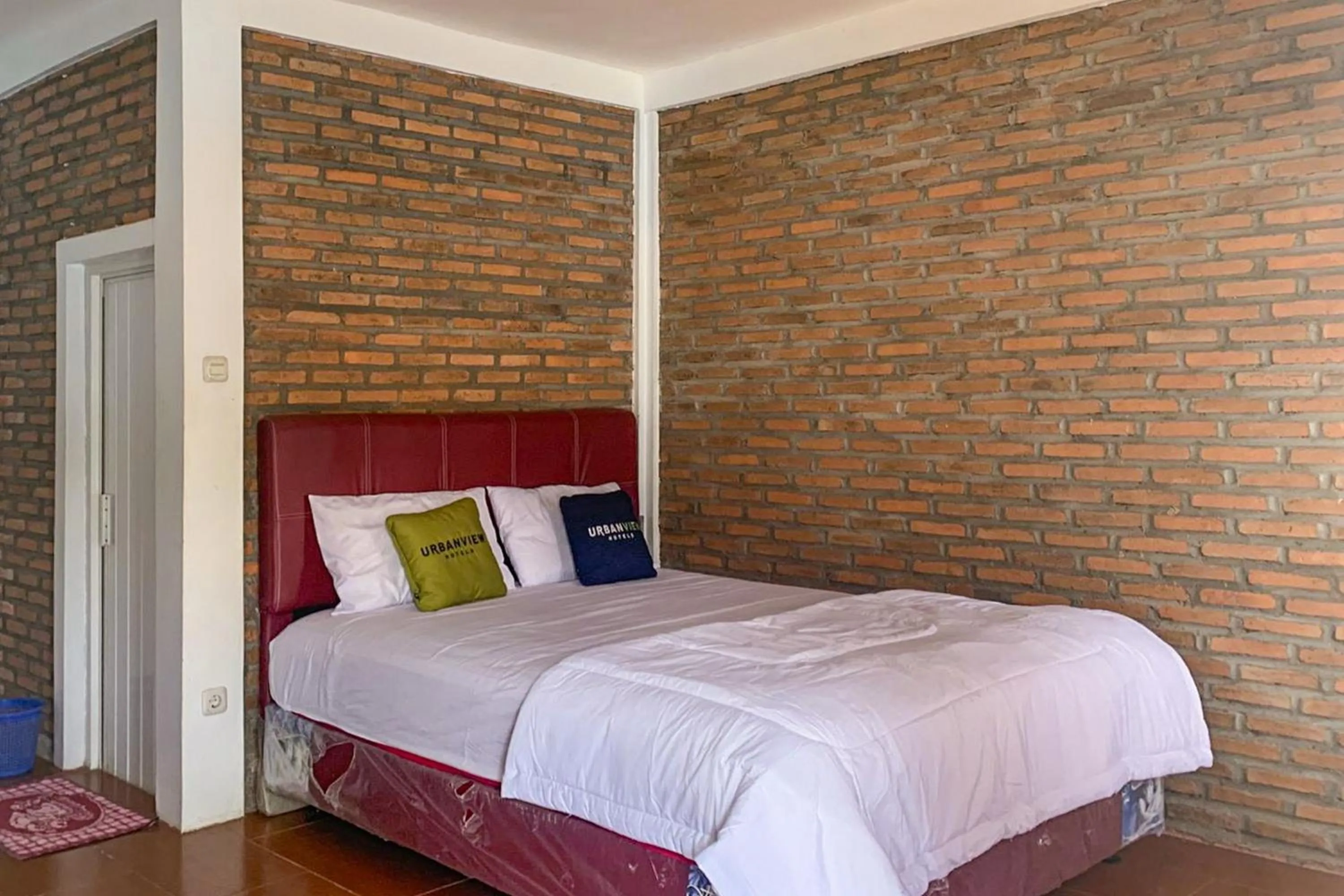 Bedroom, Bed in Urbanview Hotel Villa Q Gisting by RedDoorz