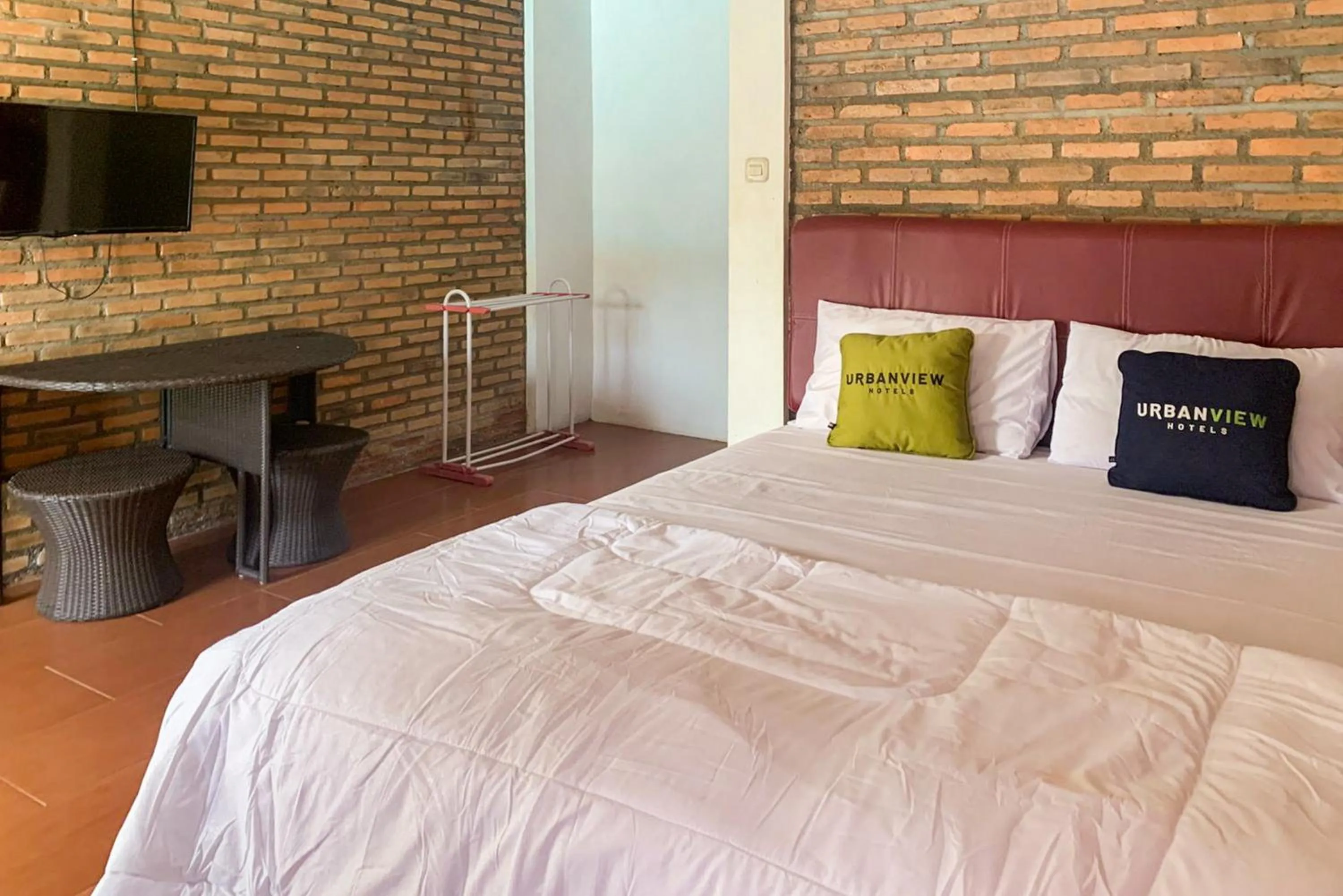 Bedroom, Bed in Urbanview Hotel Villa Q Gisting by RedDoorz