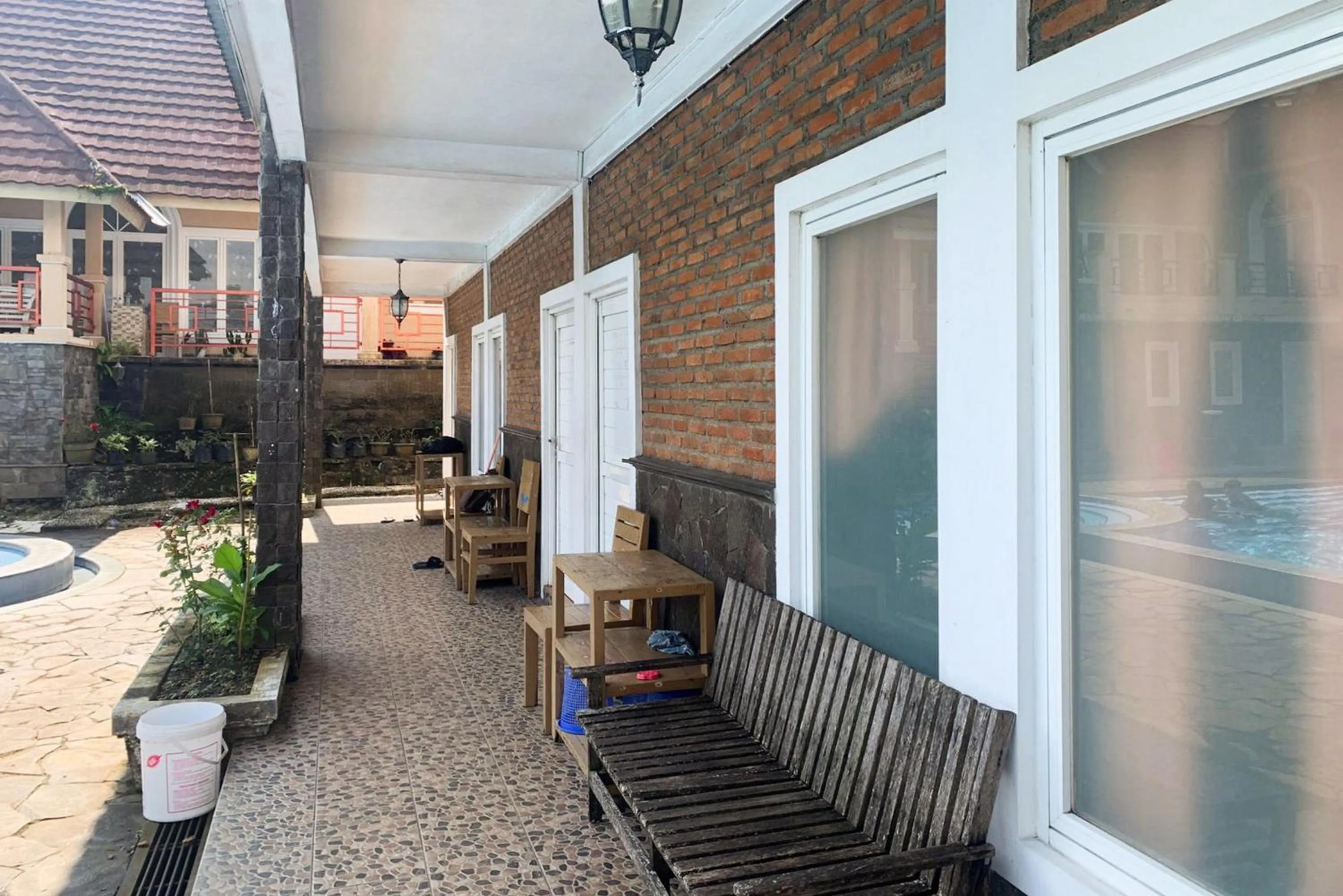 Seating area in Urbanview Hotel Villa Q Gisting by RedDoorz