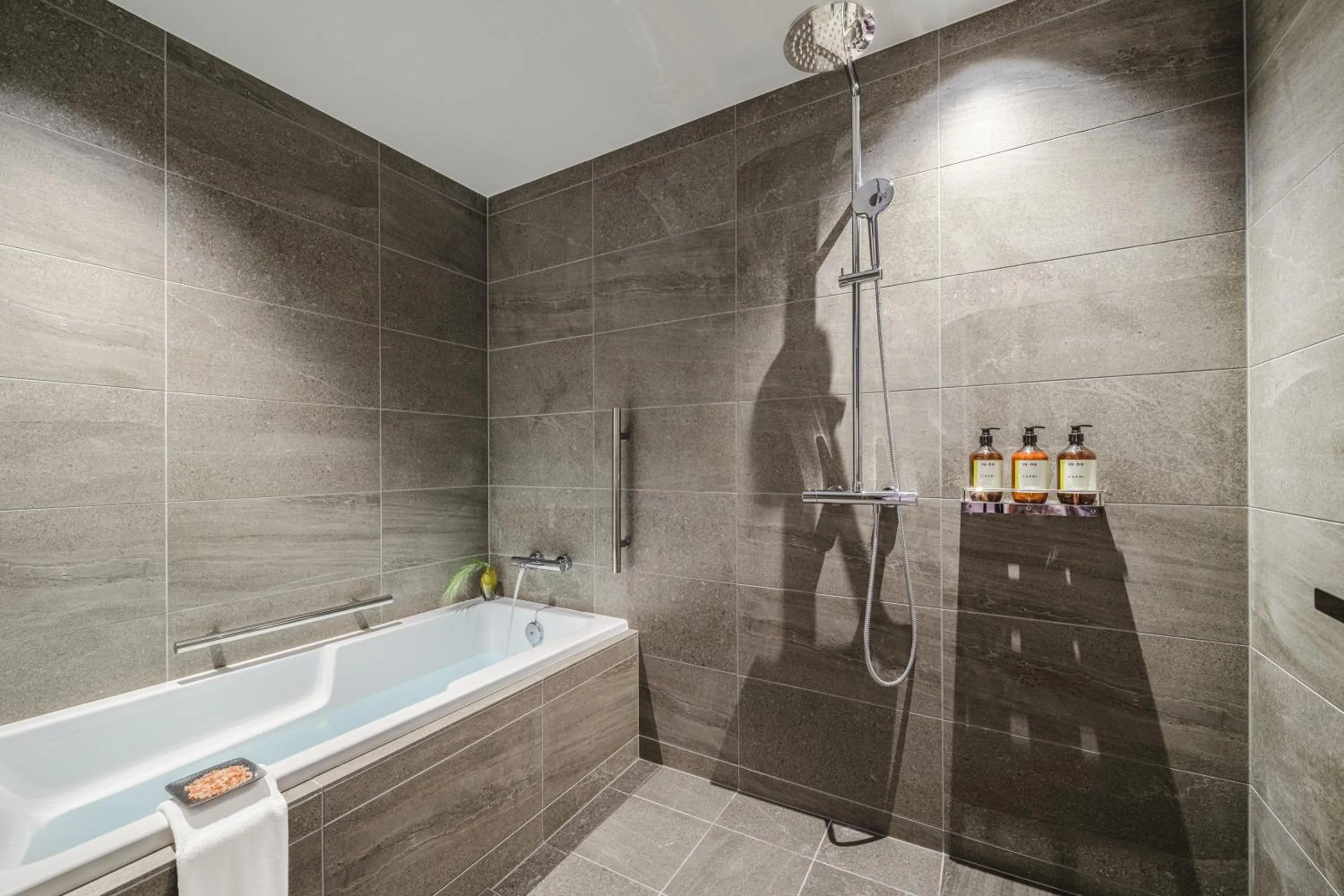 Shower in seven x seven ISHIGAKI