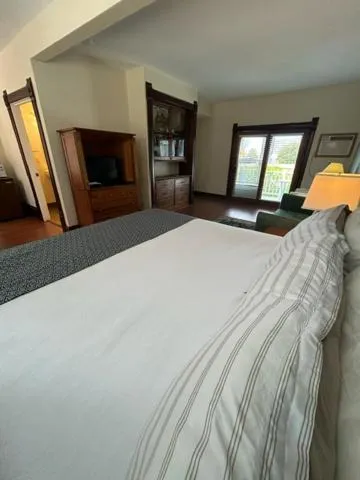 Bed in Harbor Light Inn