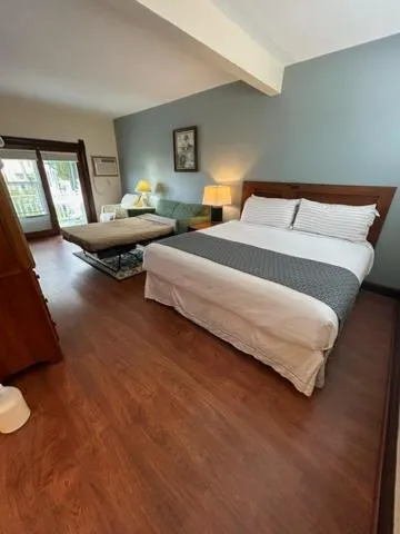 Bed in Harbor Light Inn