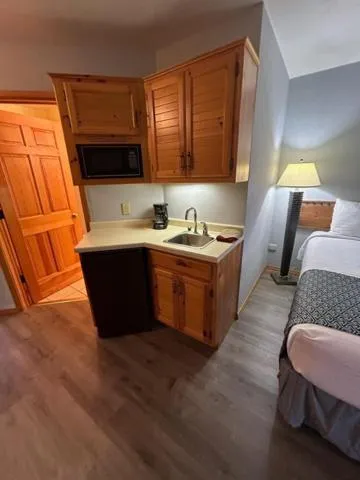 Bed in Harbor Light Inn