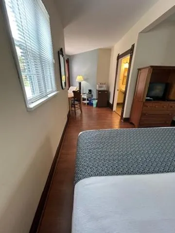 Bed in Harbor Light Inn