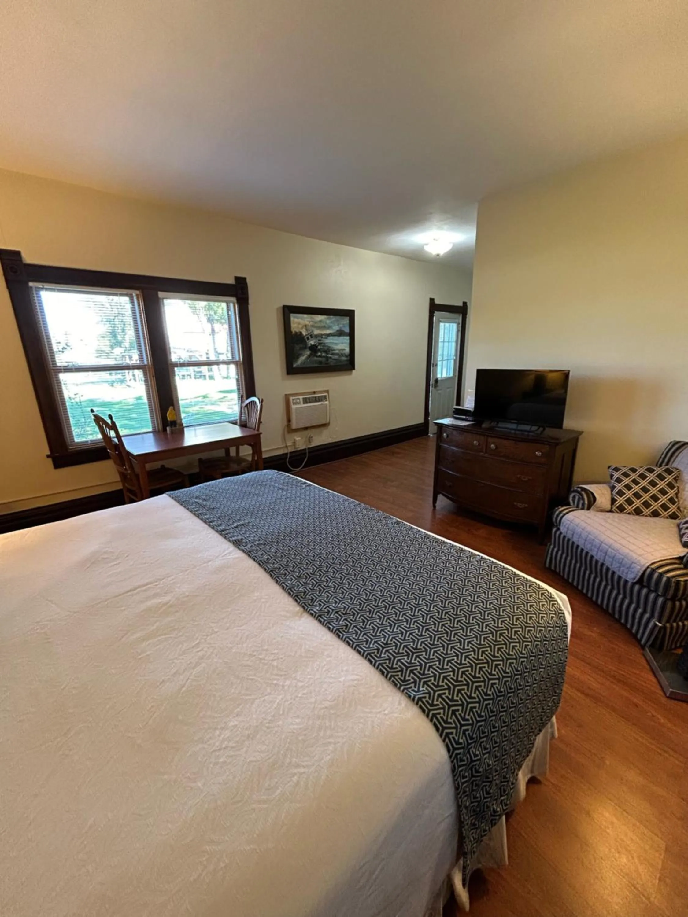 Bed in Harbor Light Inn