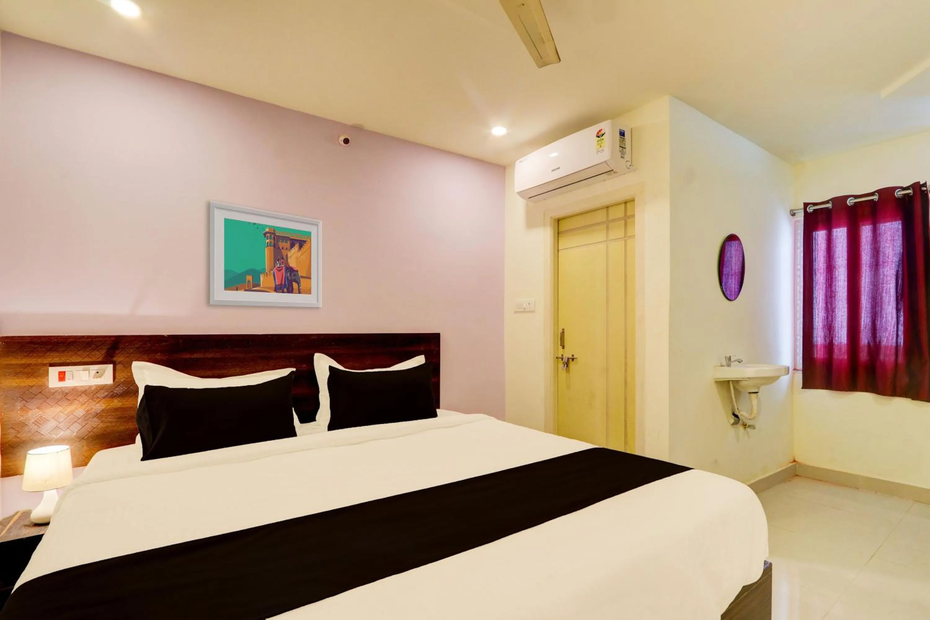 Bedroom, Bed in Hotel O S L N Grand