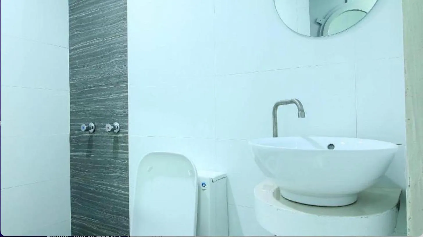 Bathroom in Astrotel Cubao