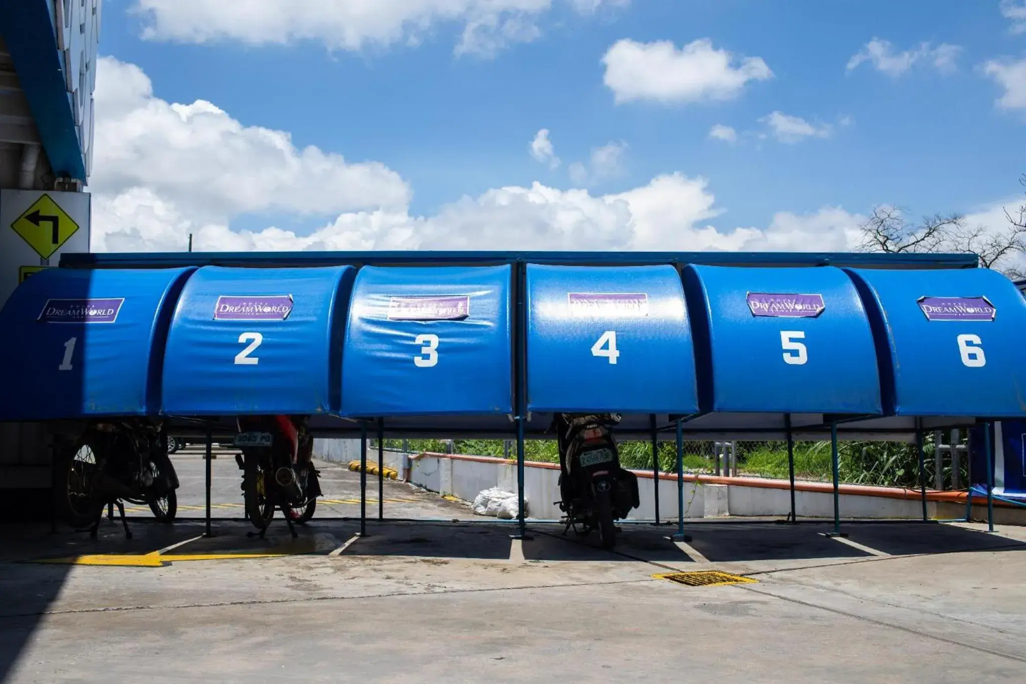 Parking in Hotel Dreamworld Las Pinas Parking in Hotel Dreamworld Las Pinas