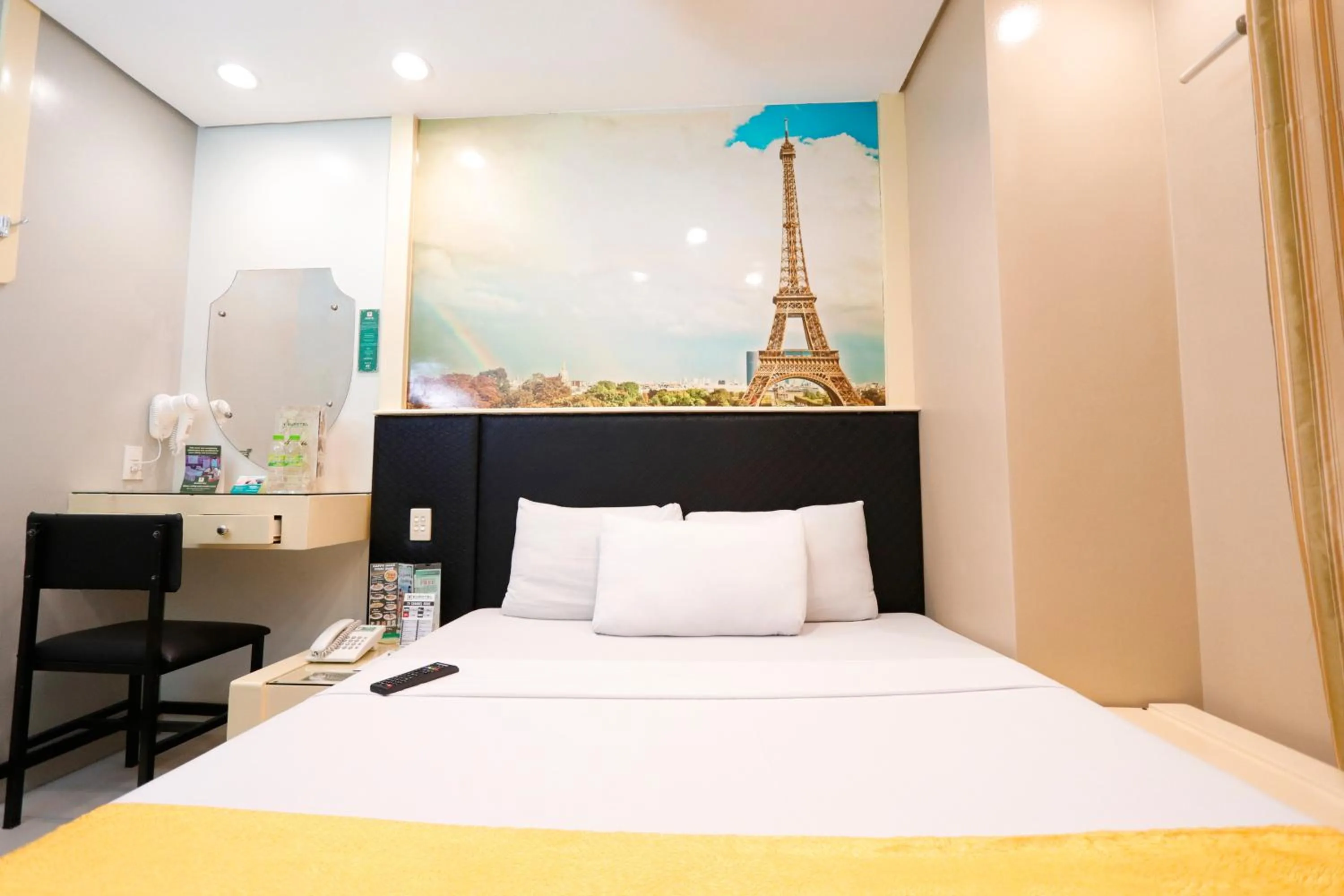 Bed in Eurotel Las Pinas