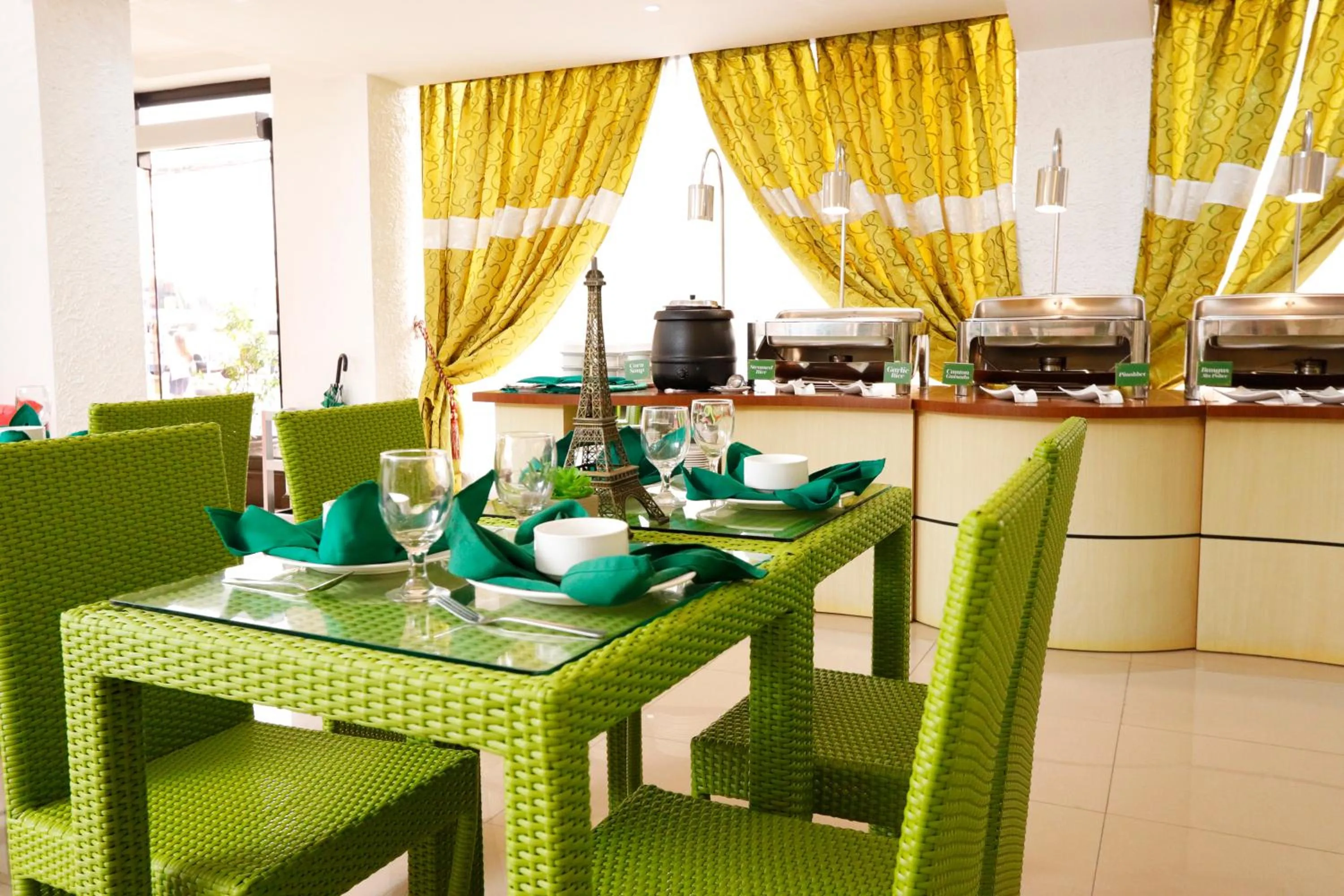 Restaurant/places to eat in Eurotel Las Pinas