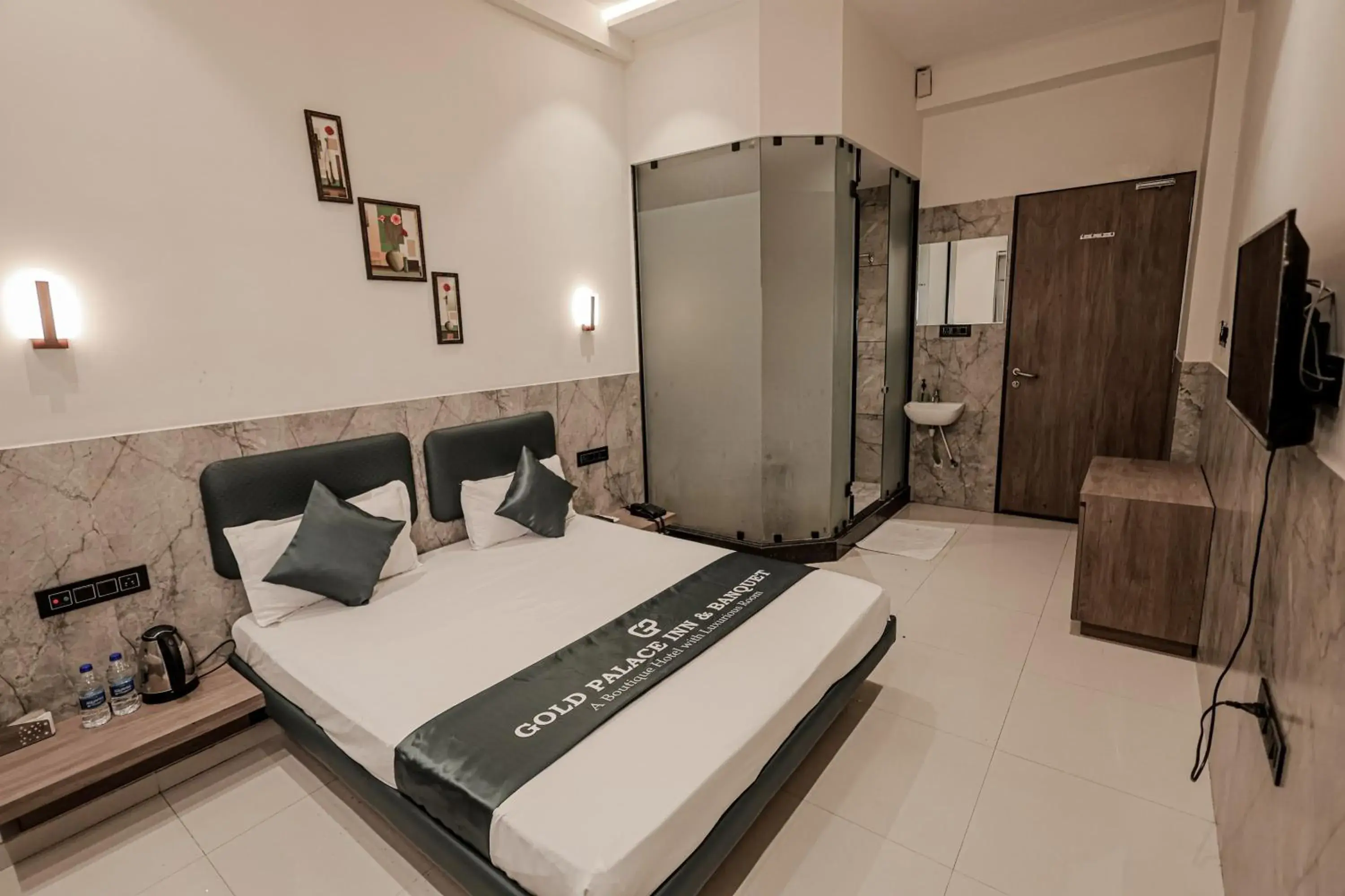 Photo of the whole room, Bed in Hotel Gold Palace Inn Photo of the whole room, Bed in Hotel Gold Palace Inn