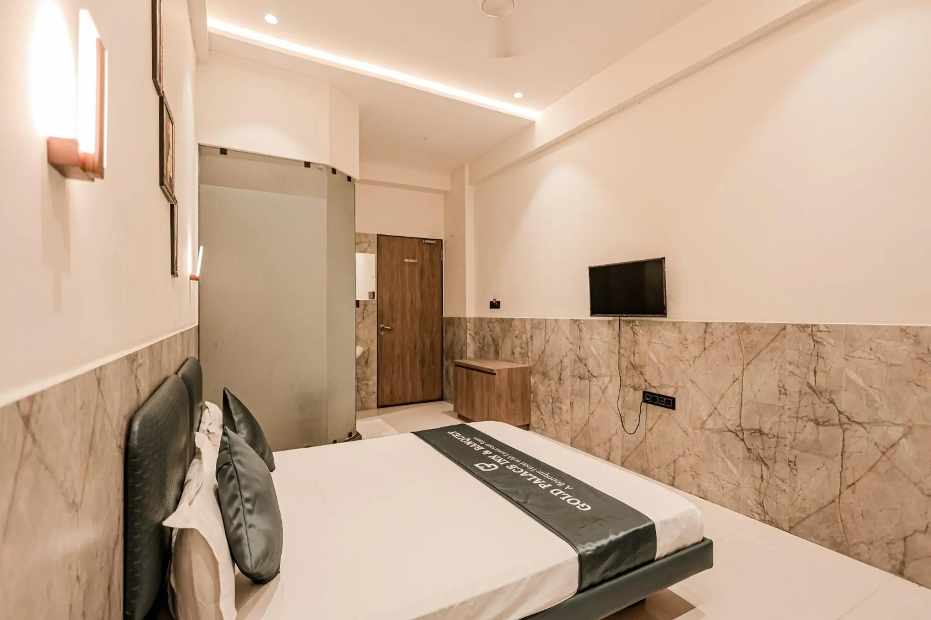 Photo of the whole room, Bed in Hotel Gold Palace Inn Photo of the whole room, Bed in Hotel Gold Palace Inn