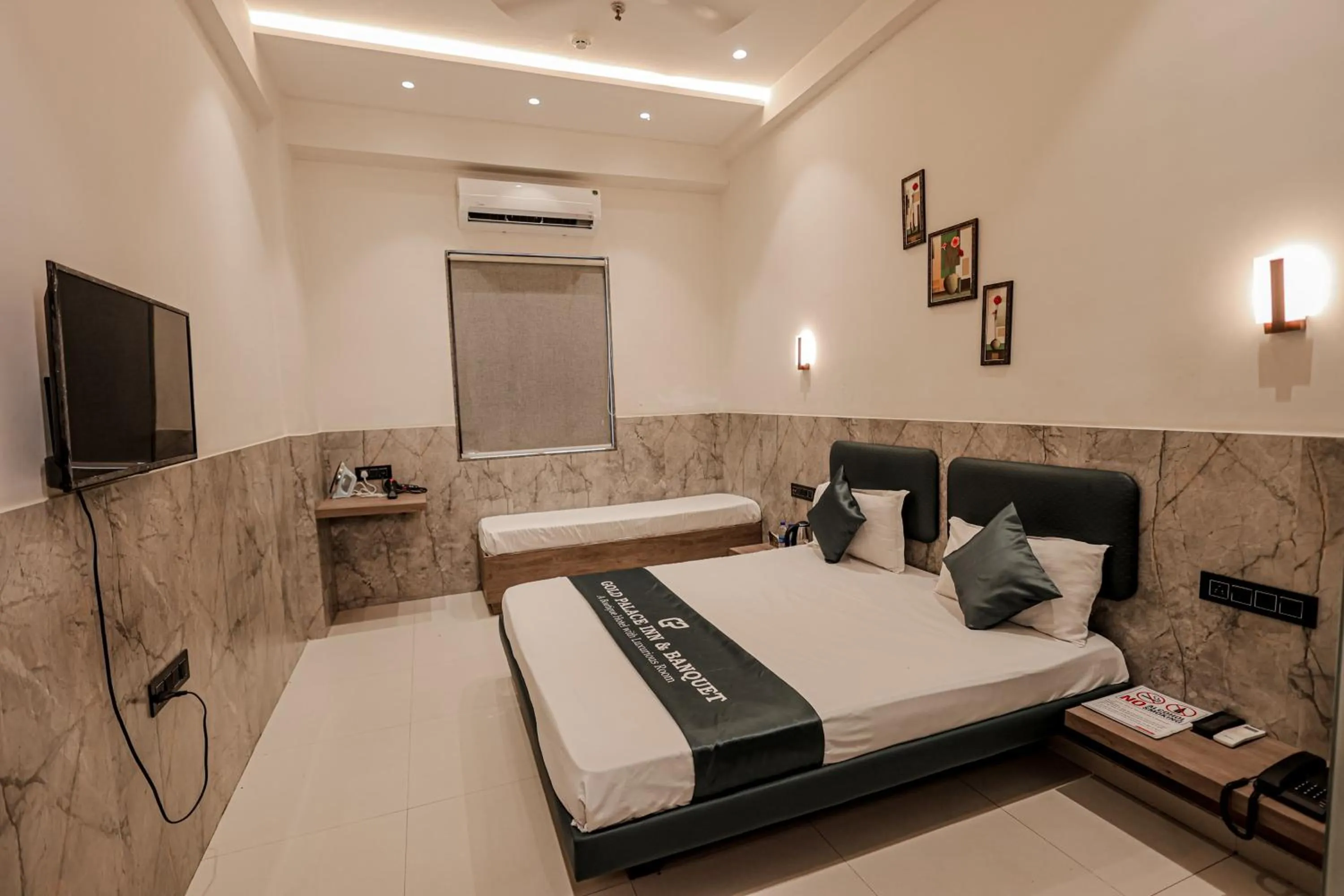 Living room, Bed in Hotel Gold Palace Inn