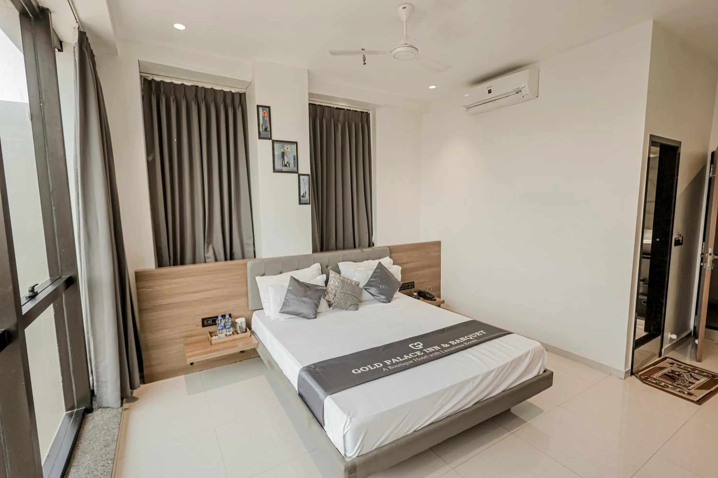 Bed in Hotel Gold Palace Inn