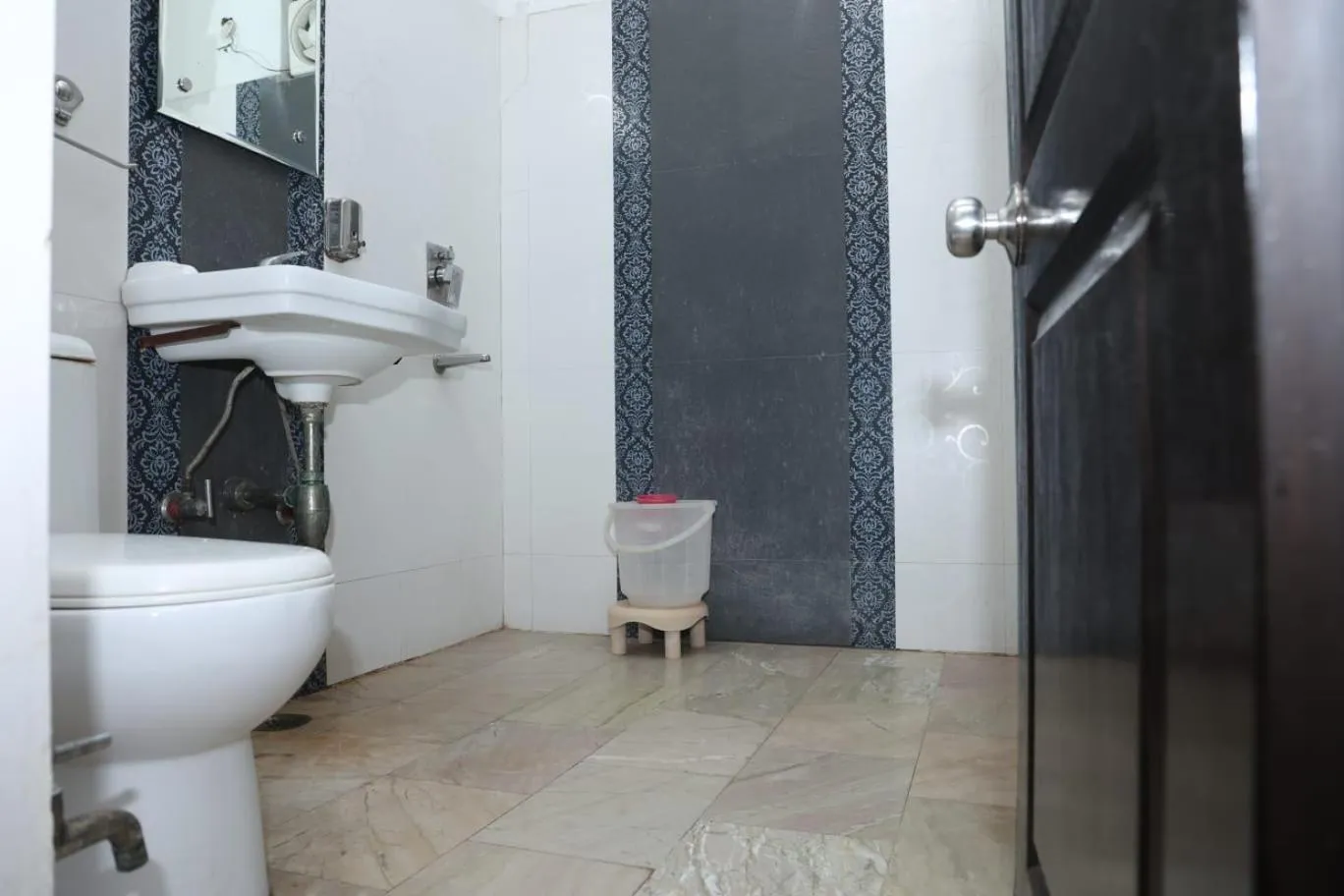 Shower in Hotel Panna Paradise