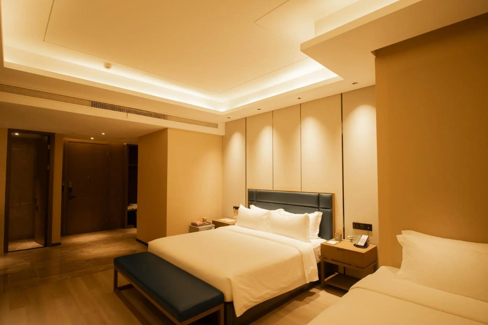 Seating area, Bed in DongHu Resort Hotel
