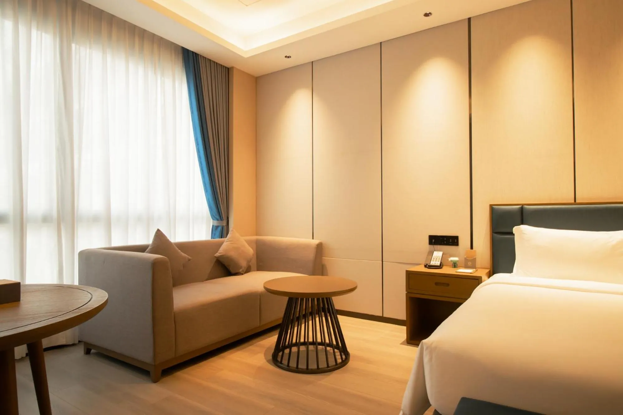 Seating area, Bed in DongHu Resort Hotel