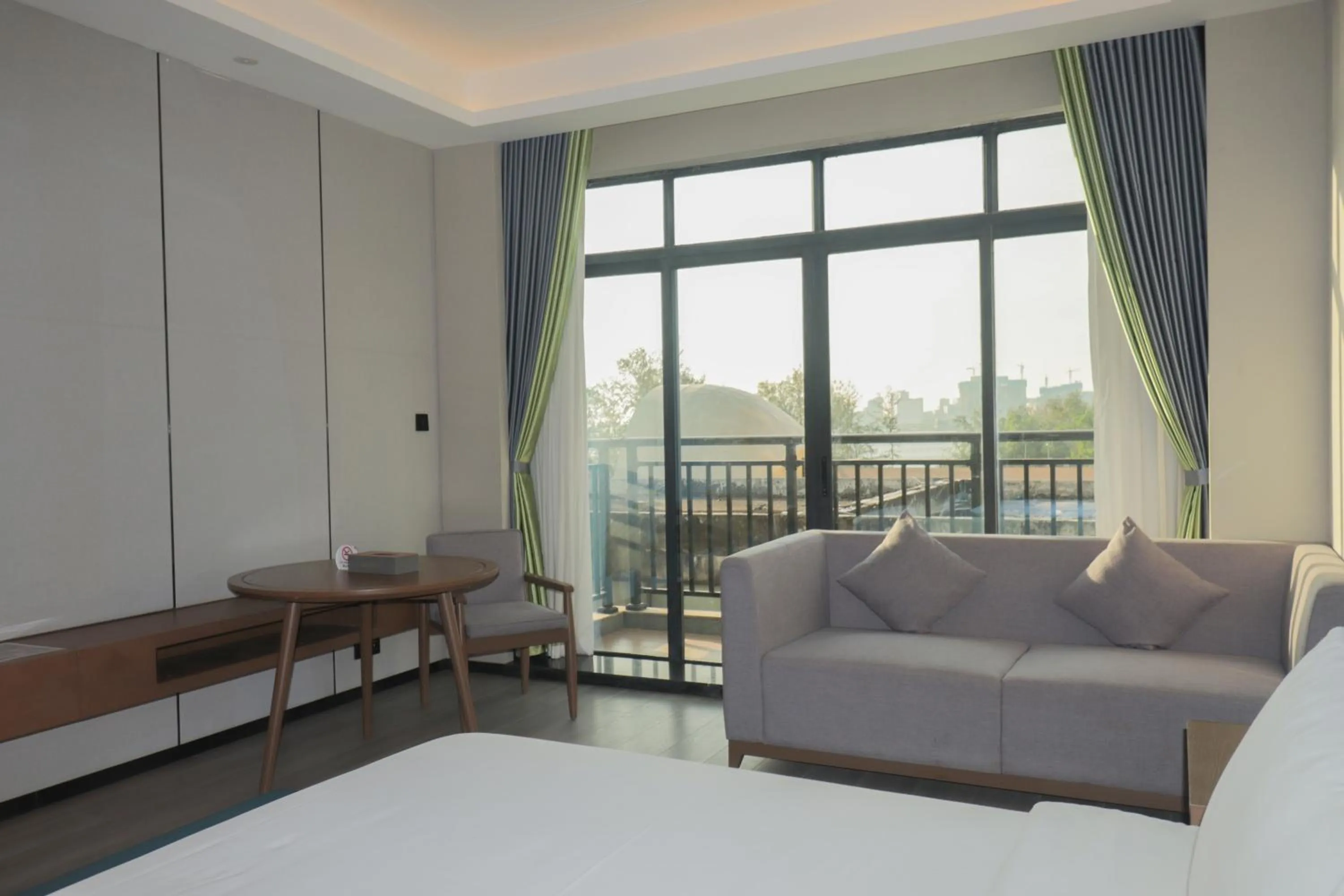 Balcony/Terrace, Bed in DongHu Resort Hotel