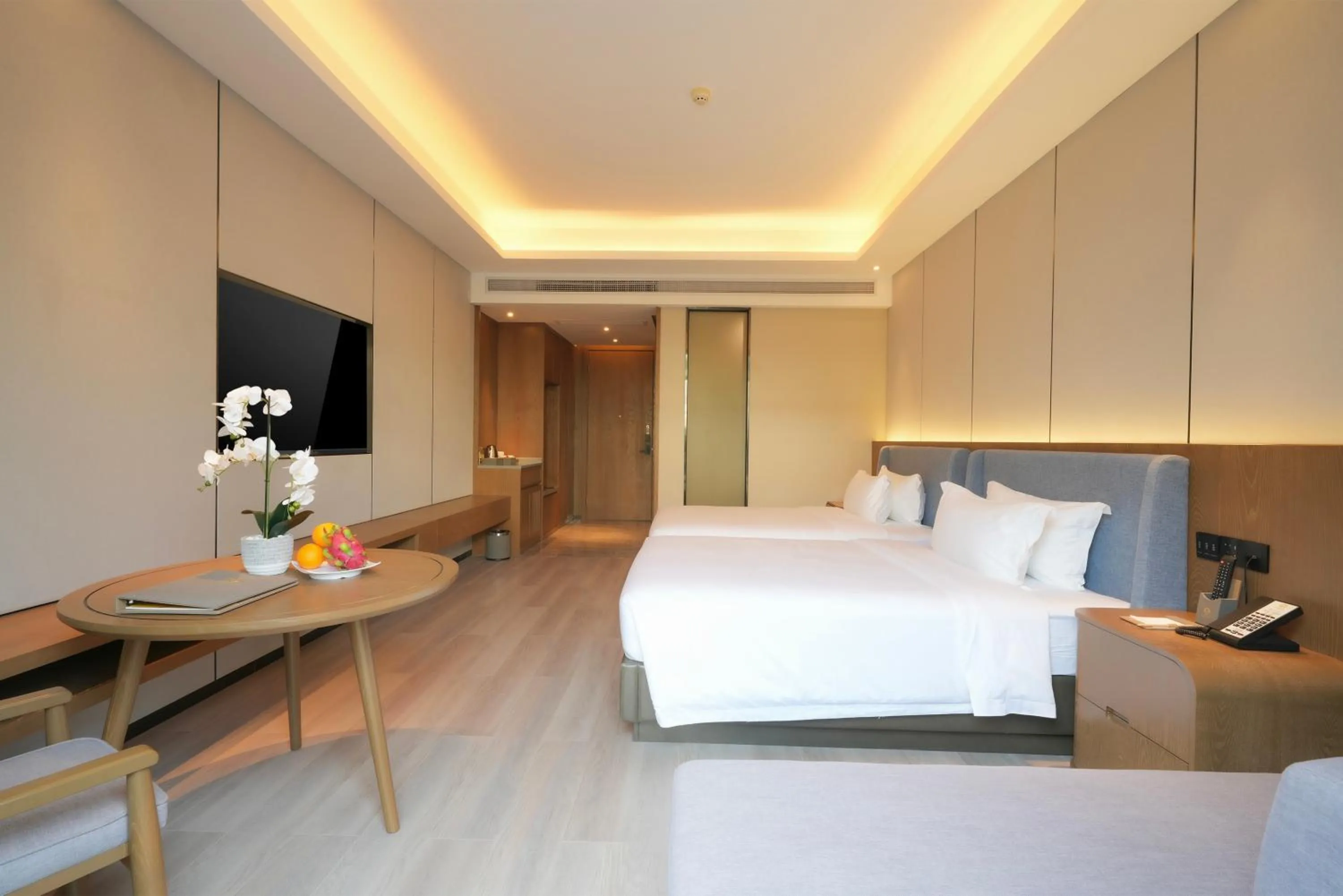 Bedroom, Bed in DongHu Resort Hotel