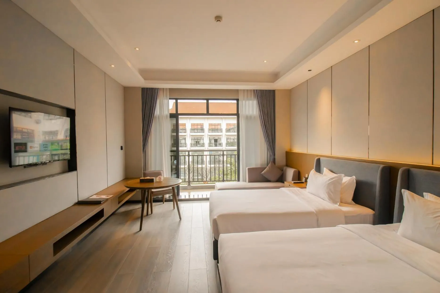 Balcony/Terrace, Bed in DongHu Resort Hotel