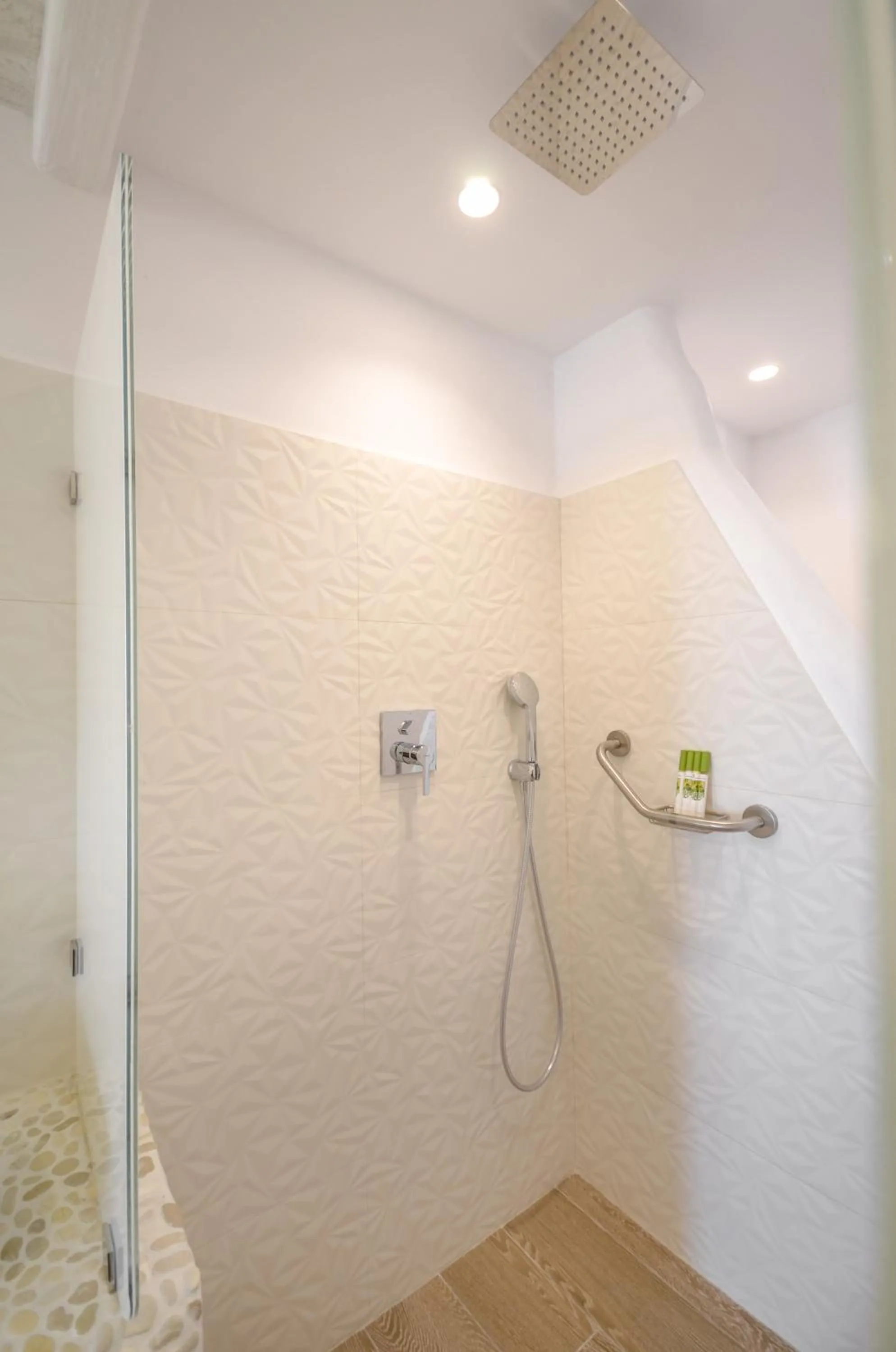 Shower in Cyano Suites