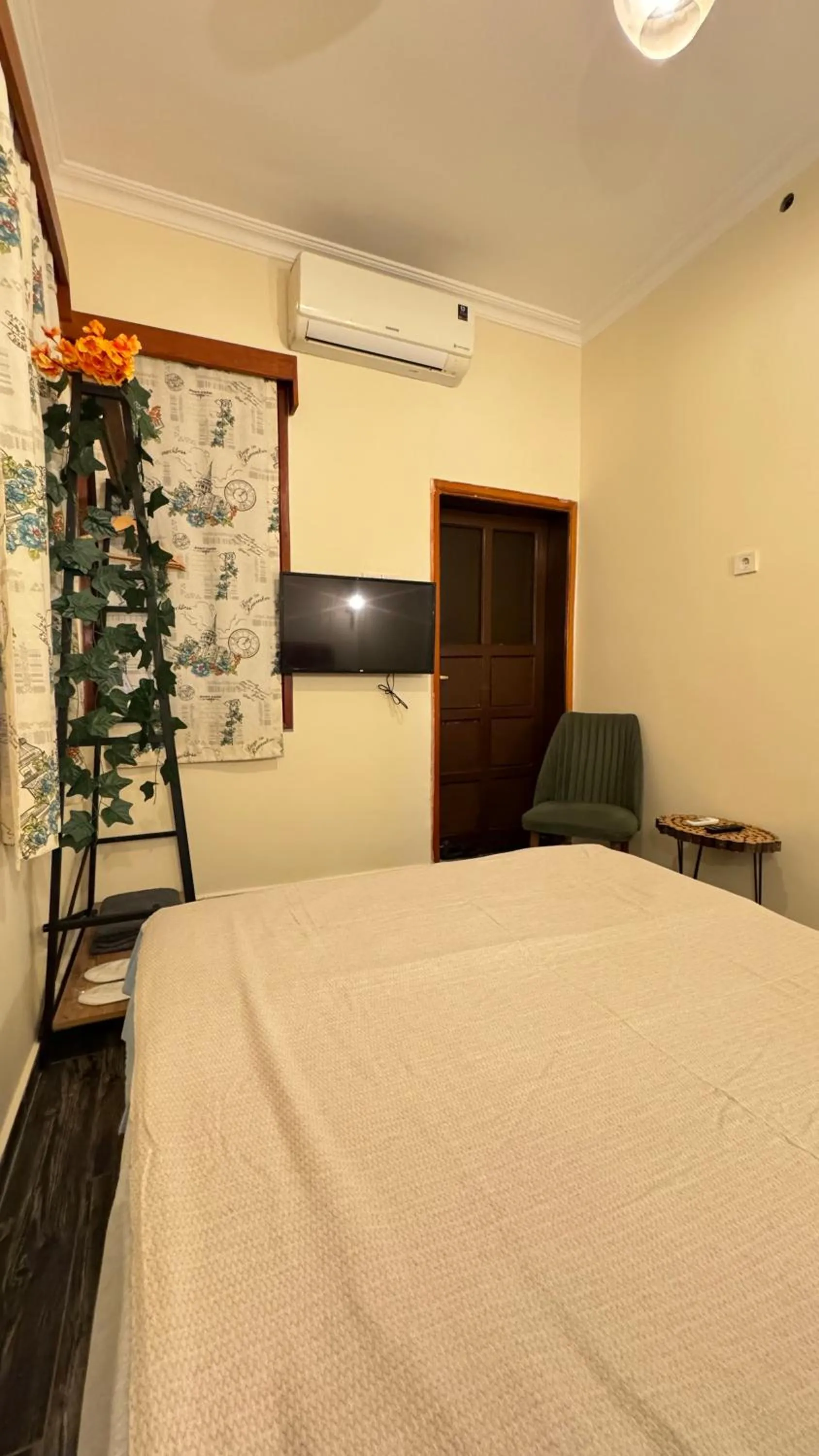 Bed in Callisto Pub & Kitchen & Hotel