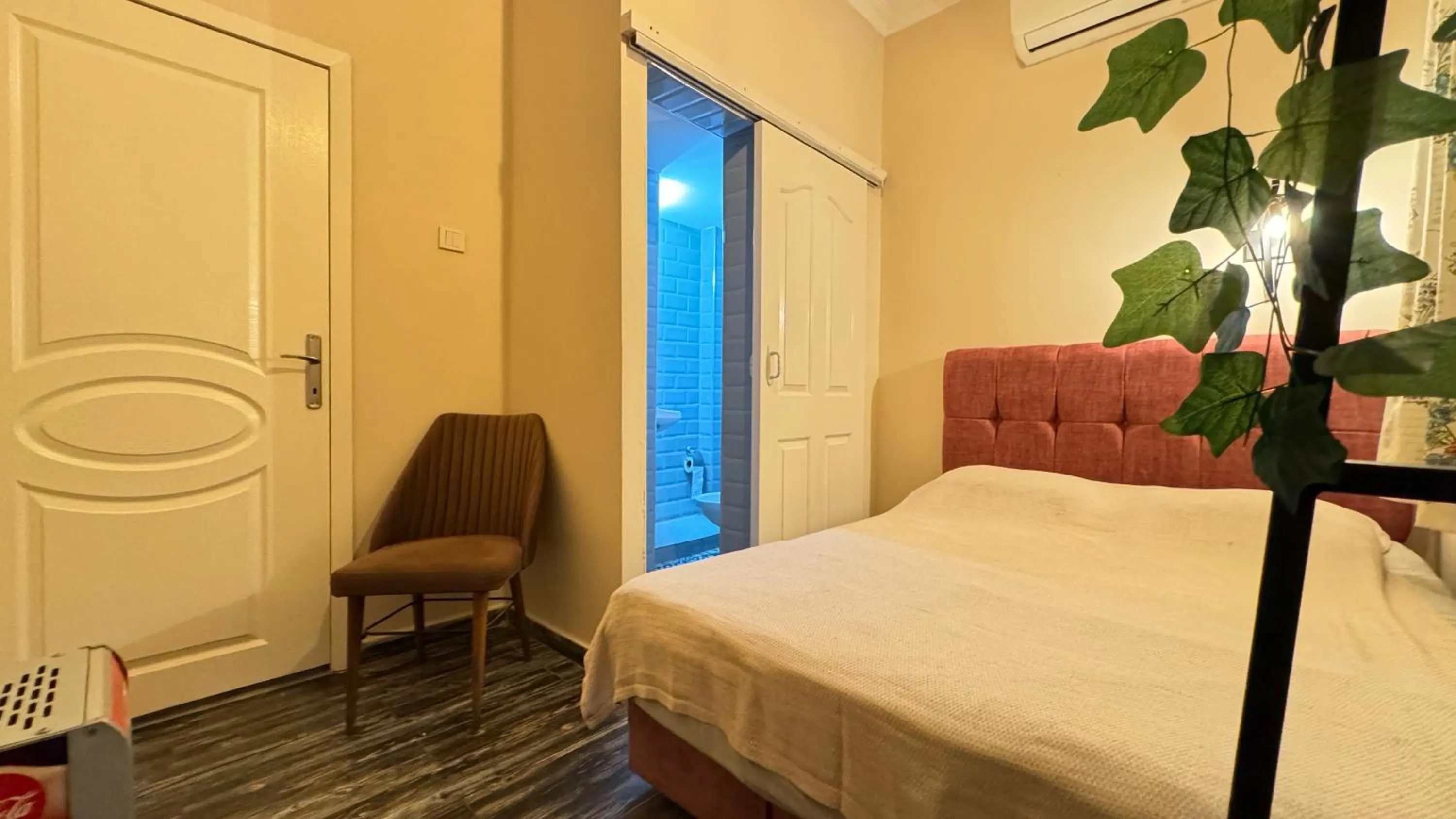 Bed in Callisto Pub & Kitchen & Hotel