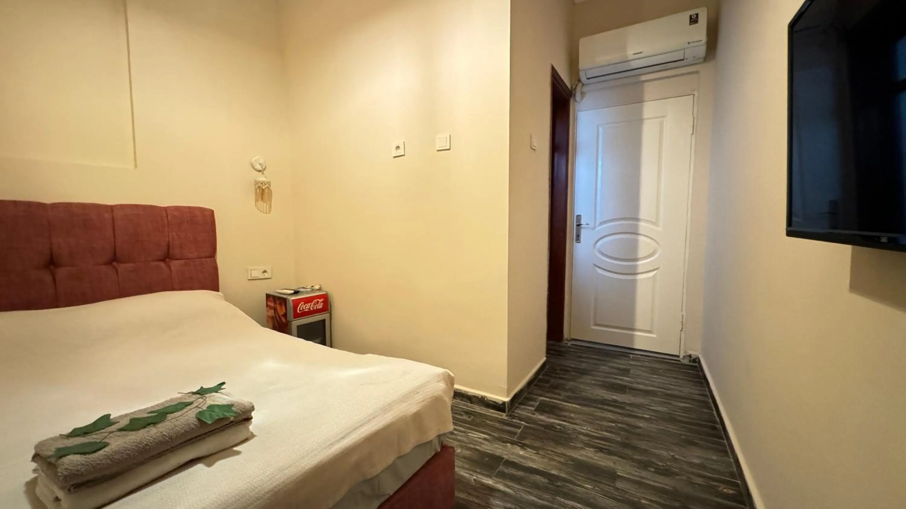 Bed in Callisto Pub & Kitchen & Hotel