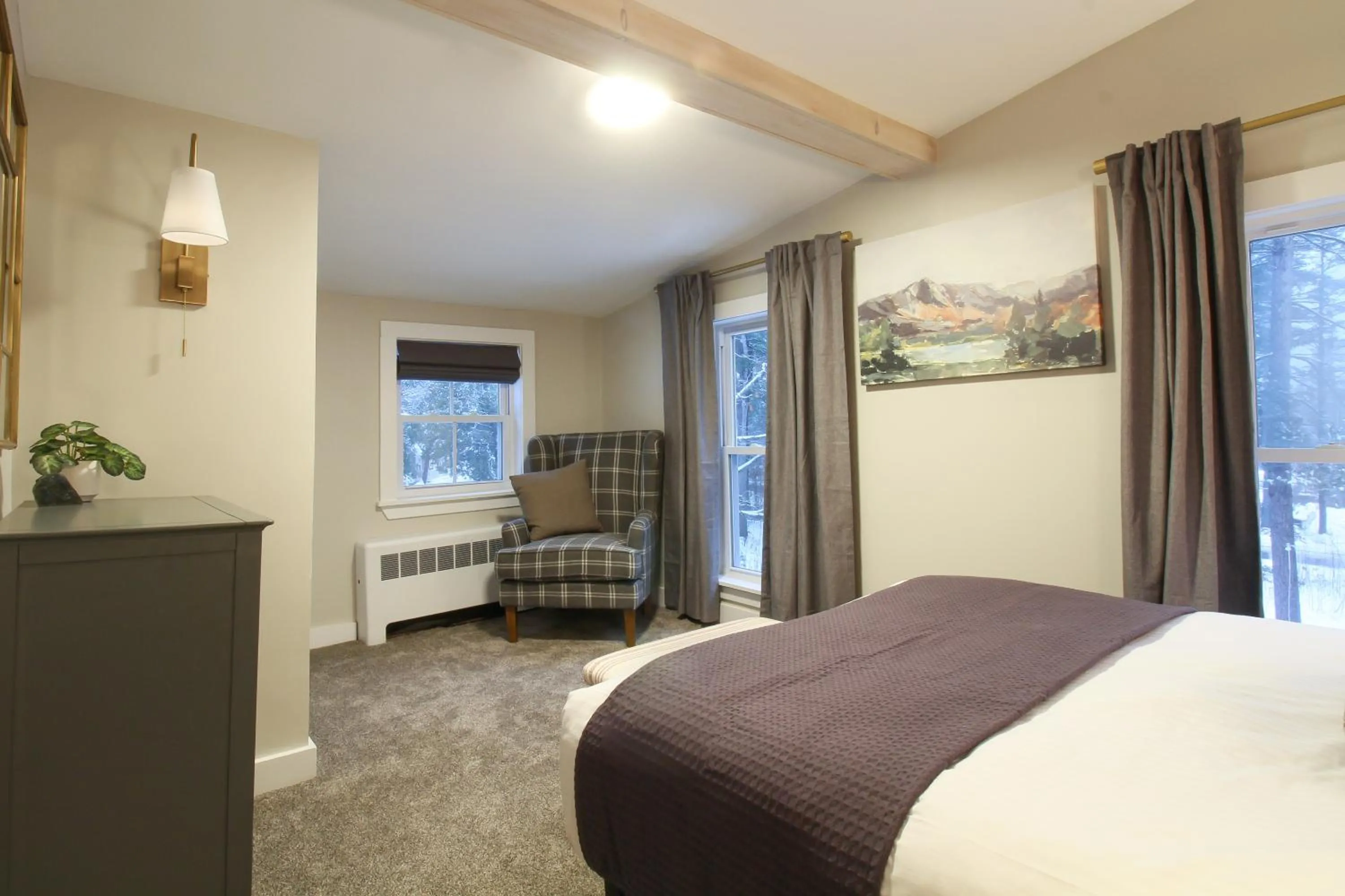 Bed in The Aurora Inn & Cottages