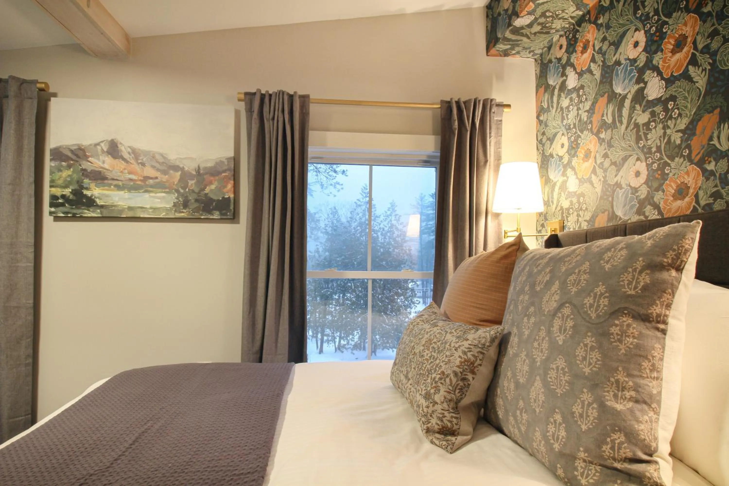 Bed in The Aurora Inn & Cottages