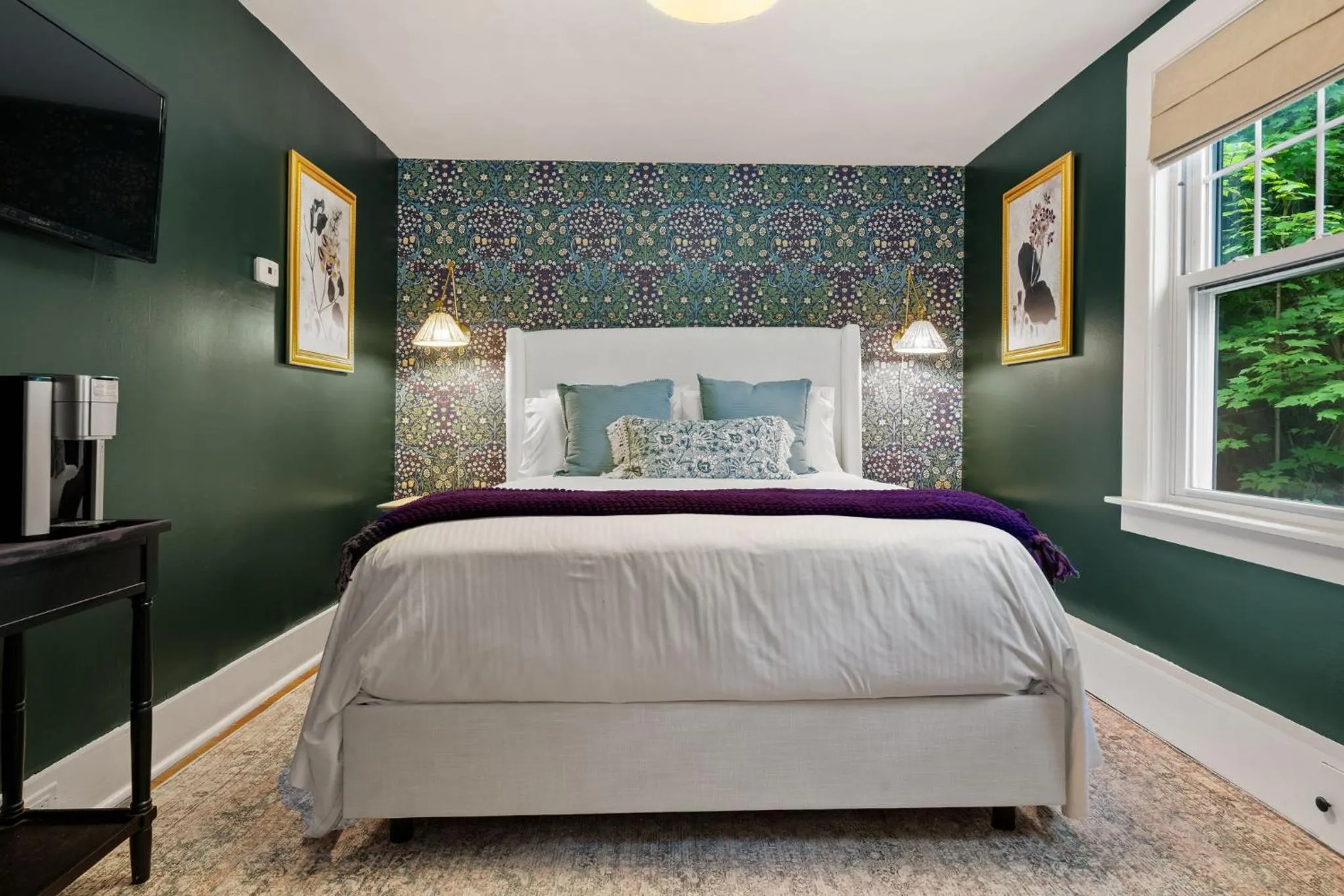 Bed in The Aurora Inn & Cottages