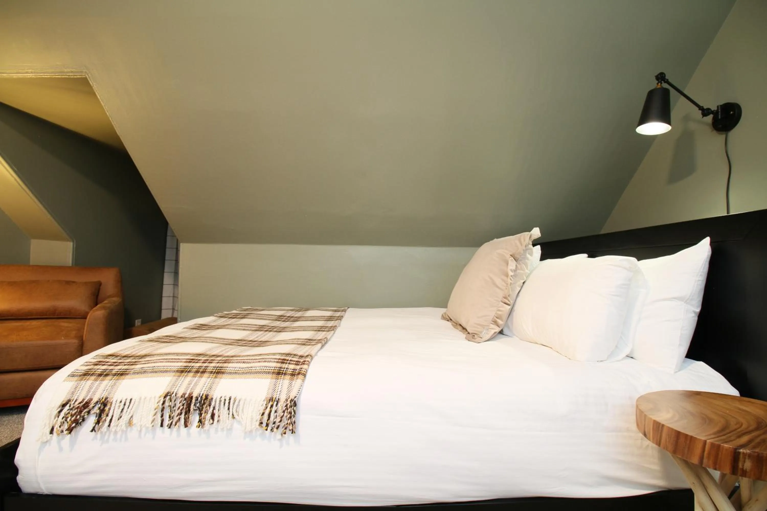 Bed in The Aurora Inn & Cottages