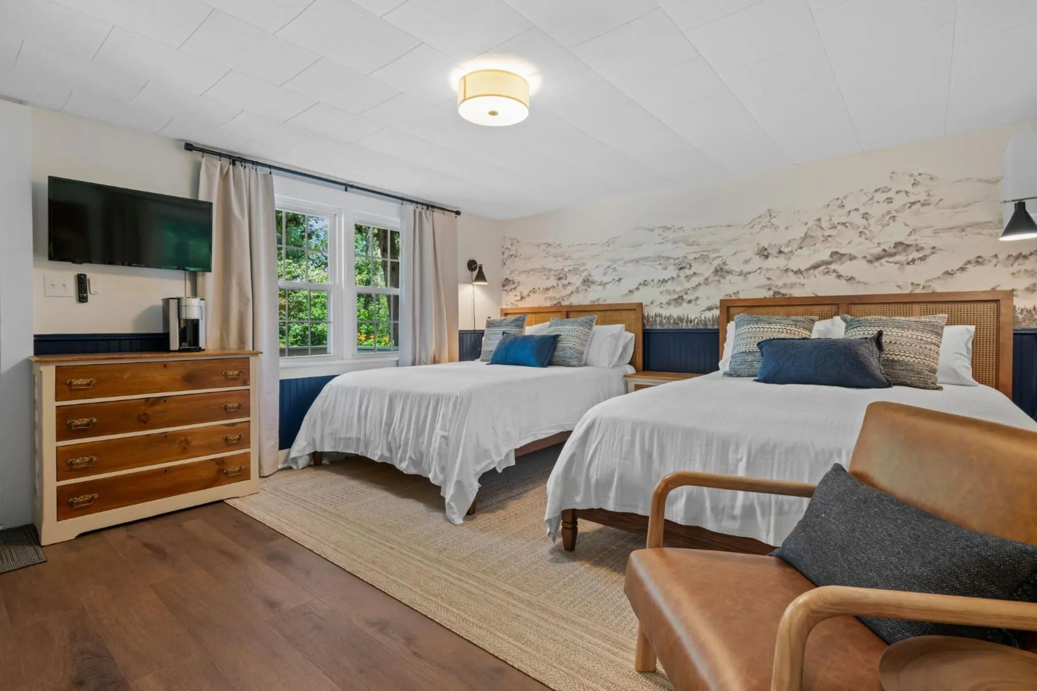 pet friendly, Bed in The Aurora Inn & Cottages