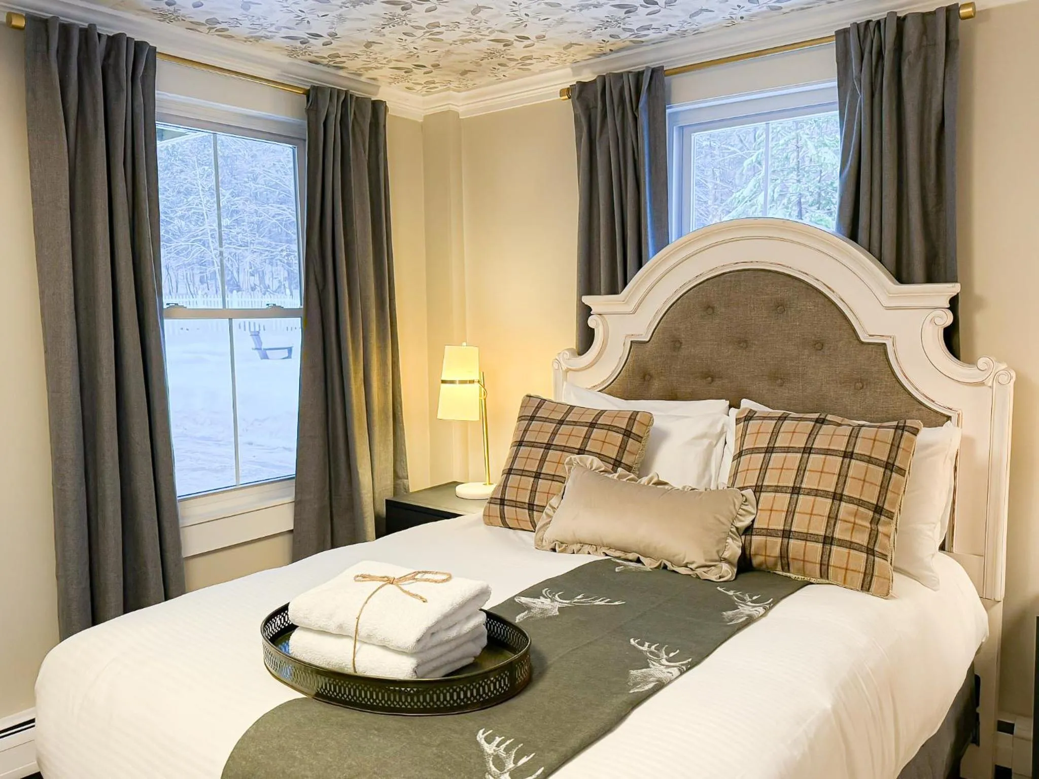 Bed in The Aurora Inn & Cottages