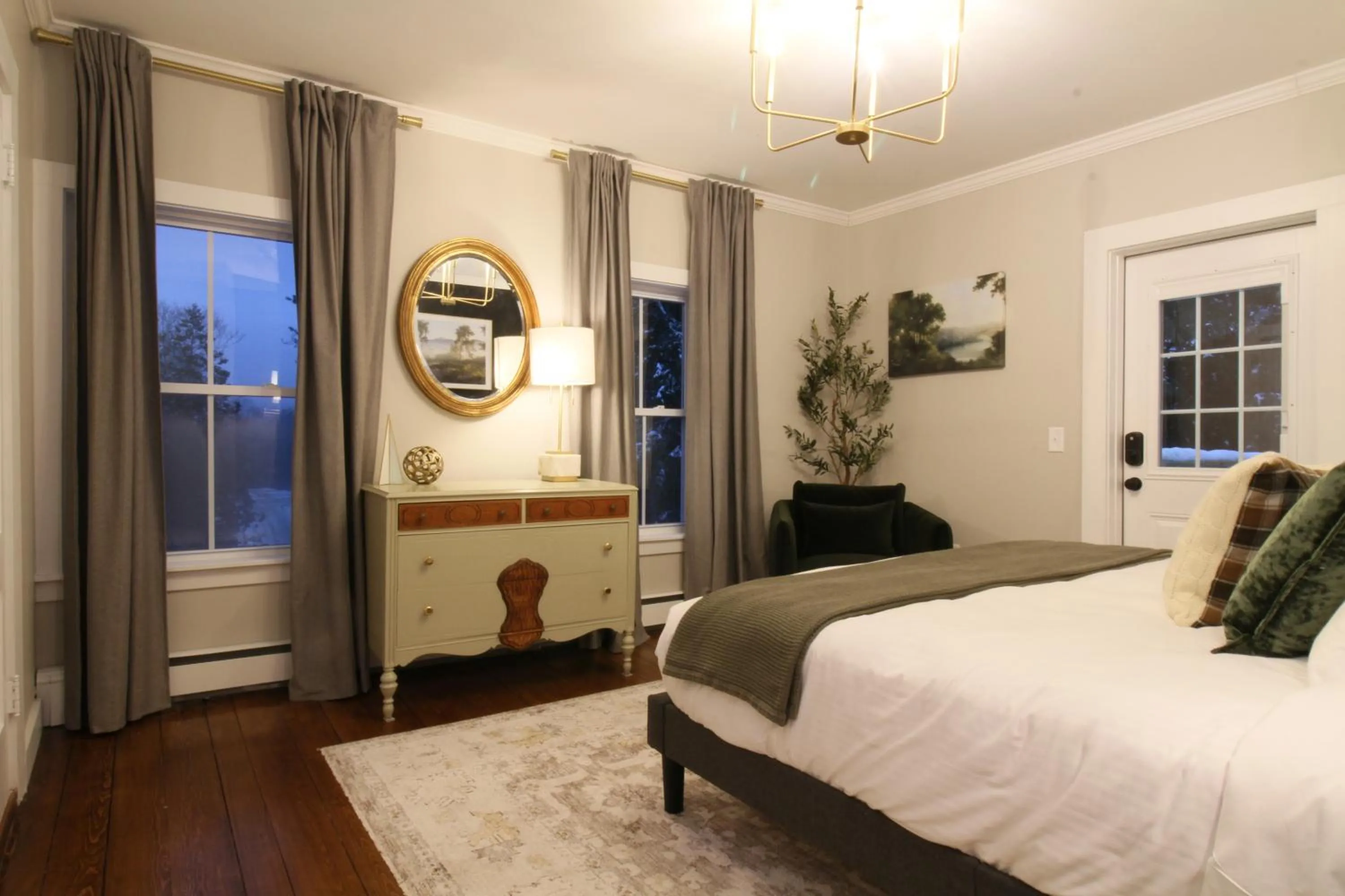 Bed in The Aurora Inn & Cottages