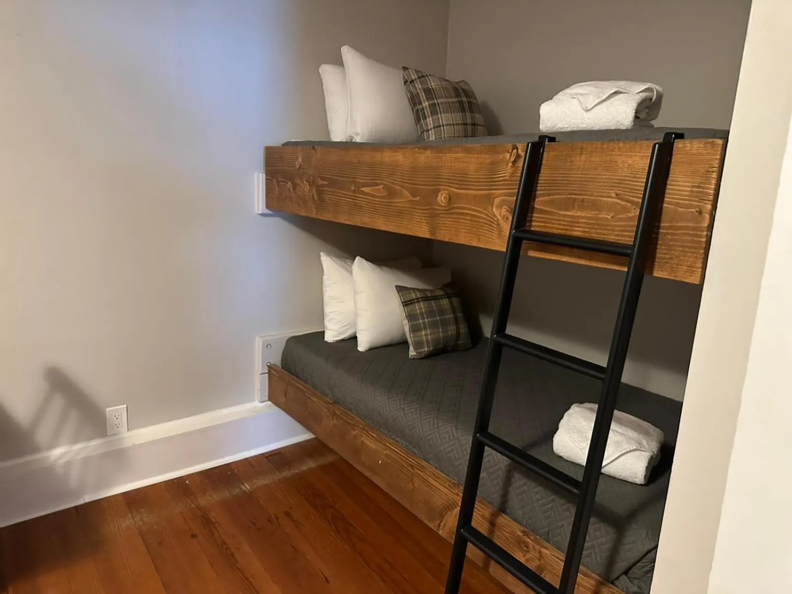 Bed in The Aurora Inn & Cottages
