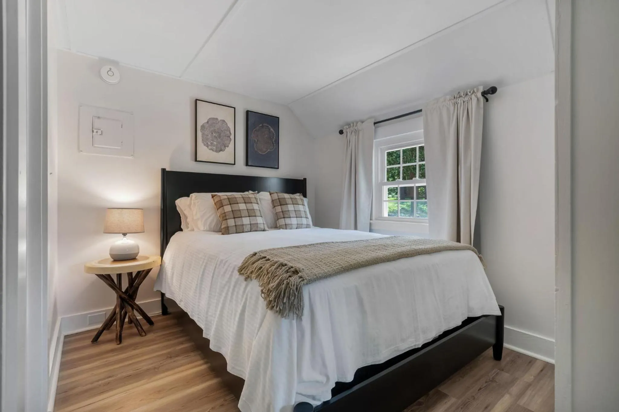 pet friendly, Bed in The Aurora Inn & Cottages