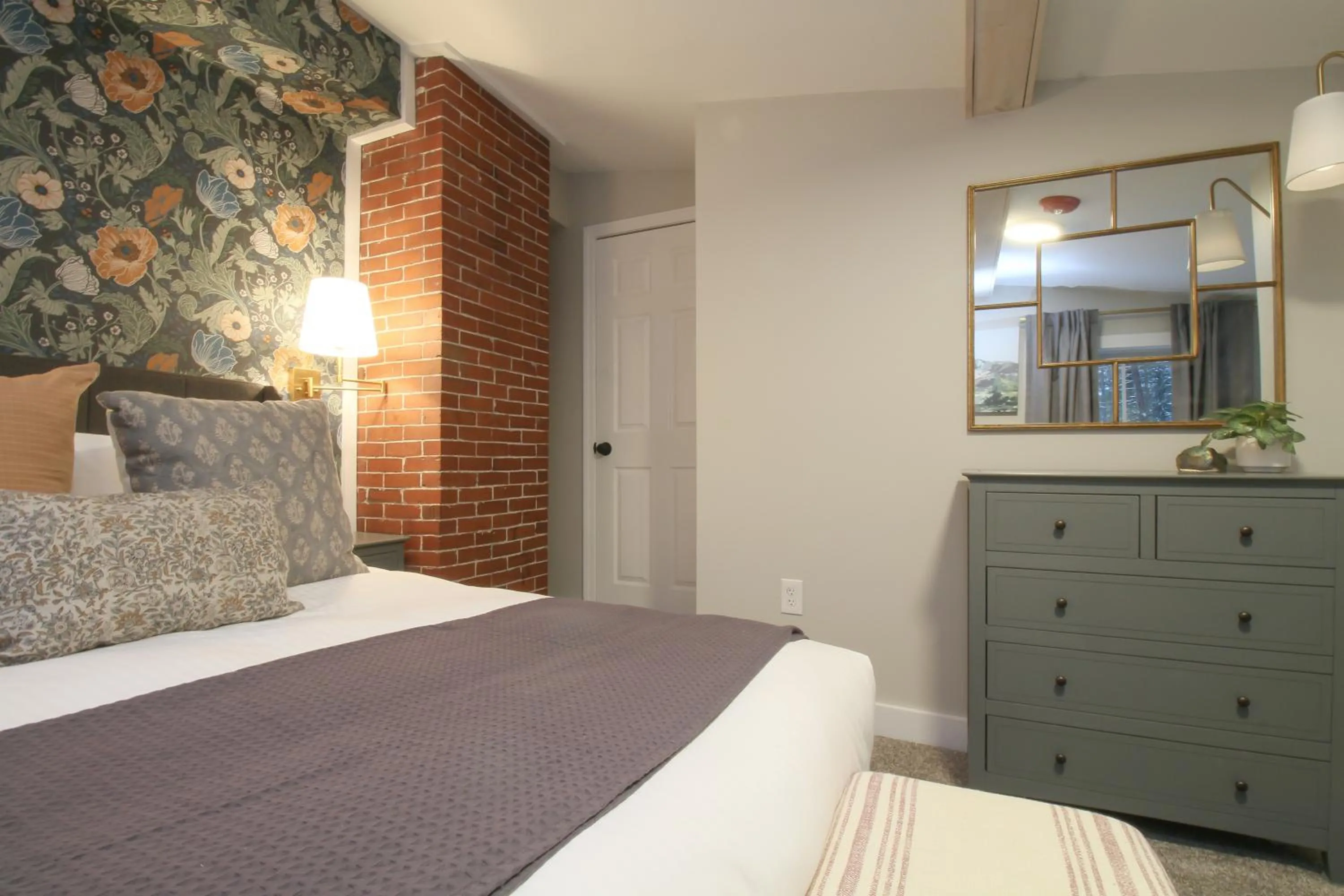 Bed in The Aurora Inn & Cottages