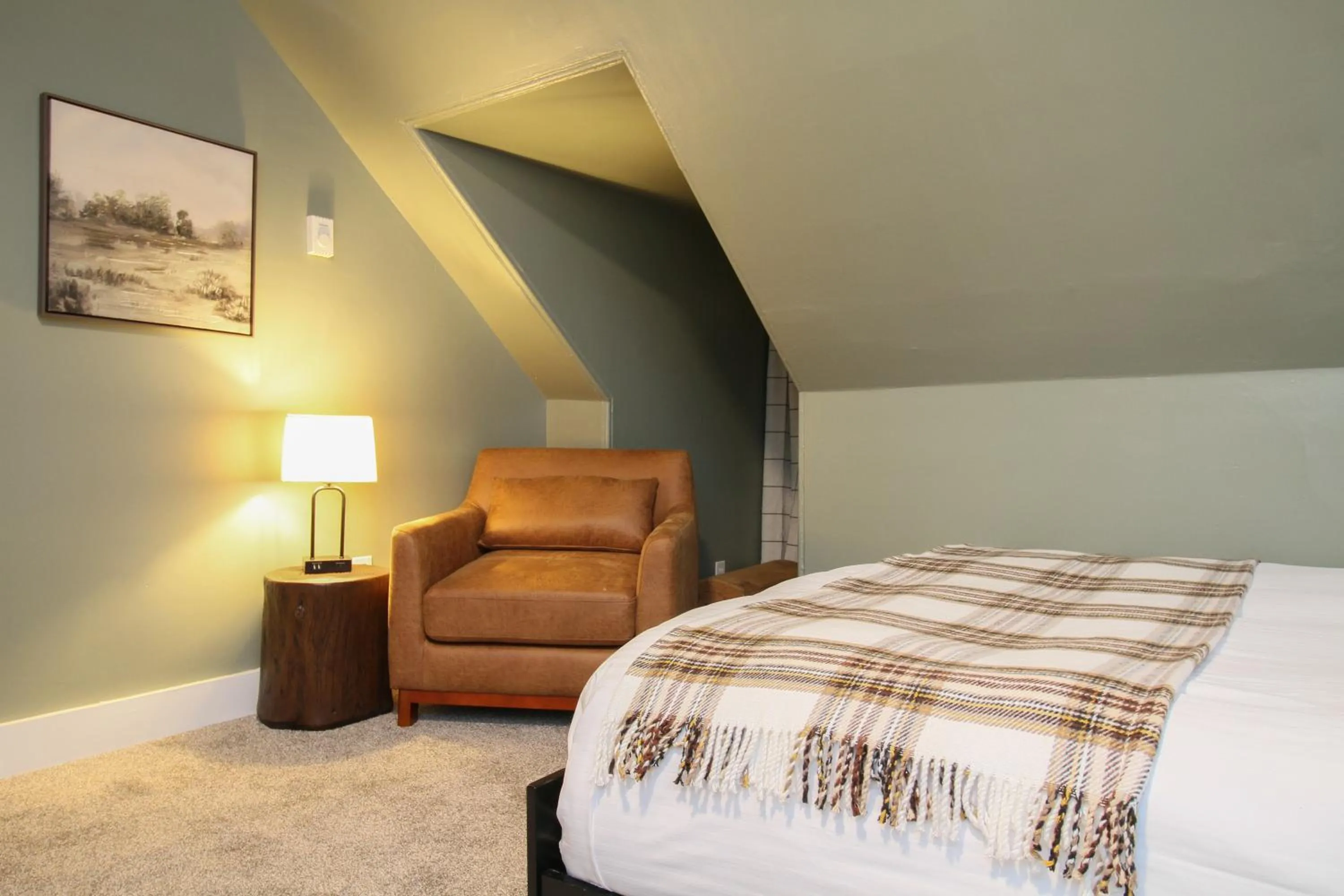 Bed in The Aurora Inn & Cottages