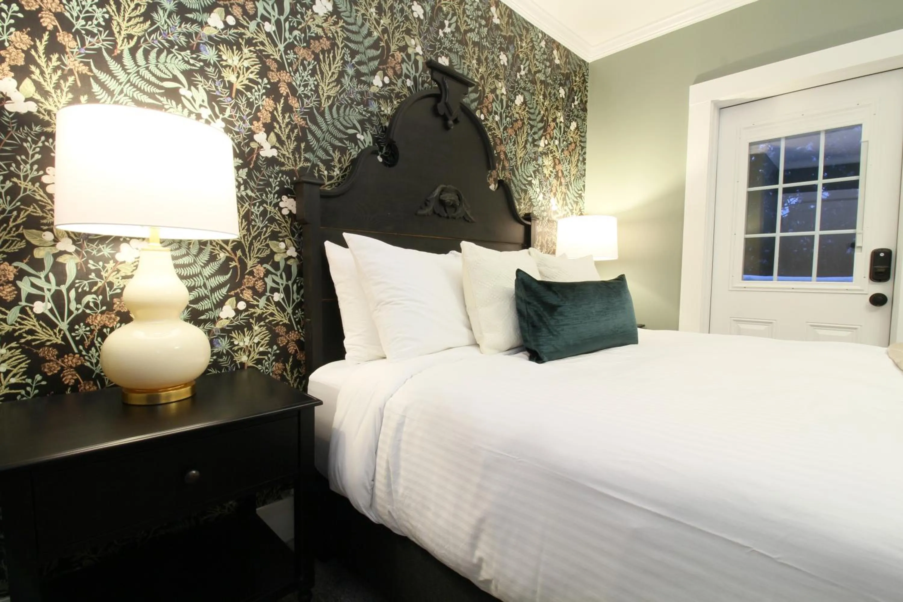 Bed in The Aurora Inn & Cottages